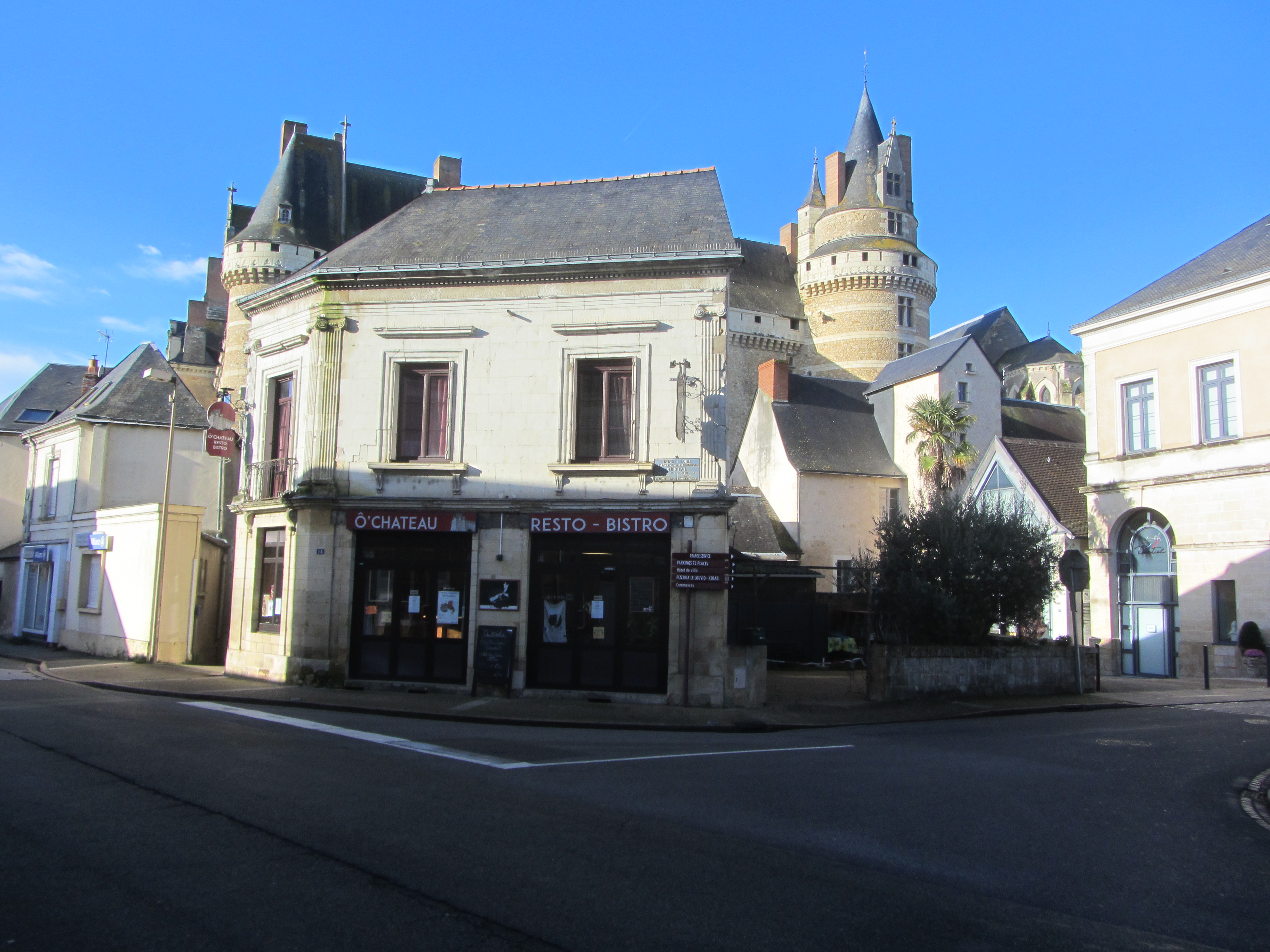 Au pied du château de Durtal 49430, village touristique de 3500 habitants, immeuble ancien d'environ 150m2 avec
Rez de chaussée local commercial (actuellement en bar-resto) d'environ 95m2
avec cuisine et sanitaires.
Etage, appartement propose 1 chambre, 1 bureau (ou petite chambre), 1 pièce salon- salle à manger, 1 cuisine, Salle de bain, wc, le tout environ 70m2
1 grand grenier sur toute la surface de l'appartement.
2 caves voutées.
1 Grande terrasse d'environ 100m2, avec vue imprenable sur le château de DURTAL.
Diagnostic fait, travaux d'isolation à prévoir.
Murs commerciaux avec obligation de commerce au Rez de Chaussée.
Murs vendus : 125000€
Possibilité d'acheter le fond de commerce 33500€, Loyer 921.60€ TTC, 
Fond + Appartement
Agence Immobilière s'abstenir.
Je réponds au mail, uniquement avec téléphone. 
Merci