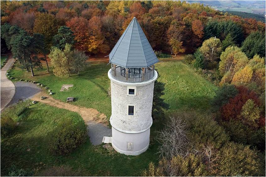 PRESENTATION DE LA COMMUNE :
Située à 10 km du péage de Tarare (A89), Violay est labellisée « station verte » et « village sport nature ». 1.300 habitants et 550 emplois sur la commune avec 4 entreprises et de nombreux commerces et artisans, Violay connait un dynamisme croissant avec le développement de ses activités plein air / pleine nature (station trails, parc aventure, VTT descente, Aire décollage parapente, parcours sportifs, etc..). Située sur le GR7 et labellisée Station trail en 2024, elle offre un potentiel de randonneurs intéressant. Pas moins de 30.000 visiteurs par an à la Tour Matagrin, située au point culminant des Monts du Lyonnais (1004 mètres d’altitude), permettent une activité touristique indispensable pour les nombreux commerces (pharmacie, maison médicale, deux banques, boulangerie, multi-service VIVAL, bar, fleuriste, marchand de chaussures, etc…)
Sa situation géographique idéale entre Loire et Rhône, ainsi que sa proximité avec Lyon (30 mn) en fait une destination privilégiée des Rhodaniens et également des habitants et des entreprises ligériennes (45 mn de St Etienne et 30 mn de Roanne). 
POURQUOI UN HOTEL ?
L’étude d’hébergement réalisée par le département de la Loire a mis en évidence le déficit d’hébergement sur notre secteur. 
La commune possède l’Espace Violay 1004 de 750 m², divisée en 3 volumes, idéale pour l’organisation de séminaires d’entreprises avec activités sport nature, ou de mariages. Il ne manque que l’hébergement. Un terrain communal de 2.500 m² est aujourd’hui disponible pour la construction d’un hôtel.
L’objectif de la commune est donc de trouver un propriétaire / exploitant pour la construction et la gestion d’un hôtel d’une trentaine de chambres, avec salle de restauration et petit centre bien-être. 
L’hôtel pourrait ainsi fonctionner avec l’Espace Violay 1004 pour l’organisation de séminaires ou de mariages. D’autre part, de nombreuses entreprises sont présentes sur le secteur et ont besoin de loger leurs clients, certains prestigieux comme CHANEL, HERMES, etc… A ces diverses clientèles, s’ajoute une clientèle de passage (visiteurs, randonneurs, trailers, etc…)
FINANCEMENT
La société d’économie mixte NOVIM a pour vocation l’aménagement du territoire et permet le financement des travaux de construction, grâce à l’intervention du Département de la Loire et de la Caisse des Dépôts. Le gérant deviendra propriétaire en participant au financement en s’acquittant d’un loyer annuel à déterminer avec NOVIM. 
Ce montage permet de mettre en place des projets structurants pour le territoire pour conforter son dynamisme et son développement, notamment touristique.
CONTACT : Pour tout renseignement, merci de contacter Mme le Maire au 0673580657 ou la mairie au 0474639092 ou par mail : maire.violay@orange.fr ou mairie@violay.fr 
www.violay1004.fr
