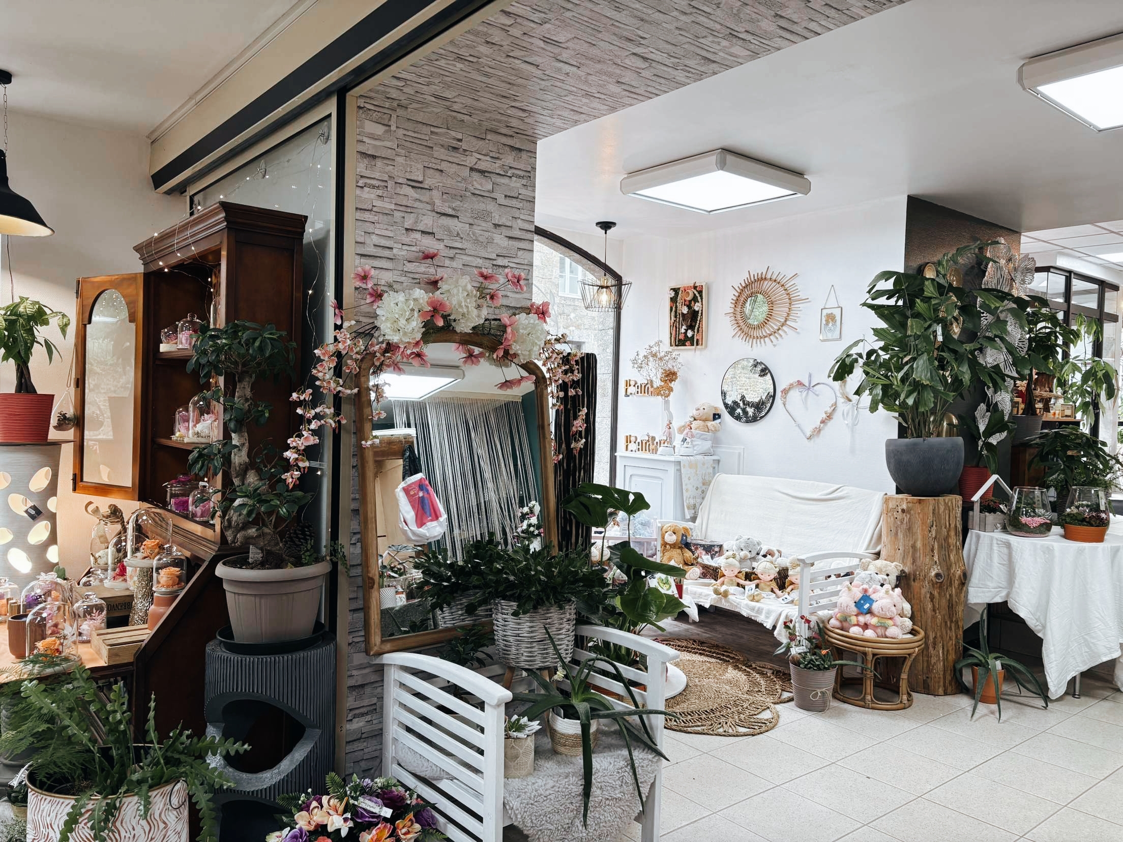 À vendre Fonds de commerce fleuriste 💐 et décoration ✨idéalement placé en centre ville.
Il offre une visibilité parfaite, pompe funèbre juste en face du magasin.
Clientèle régulière, grande espace de vente, il dispose également d'une réserve et d'un atelier de conception.
Proposé à 60 000 EUR.