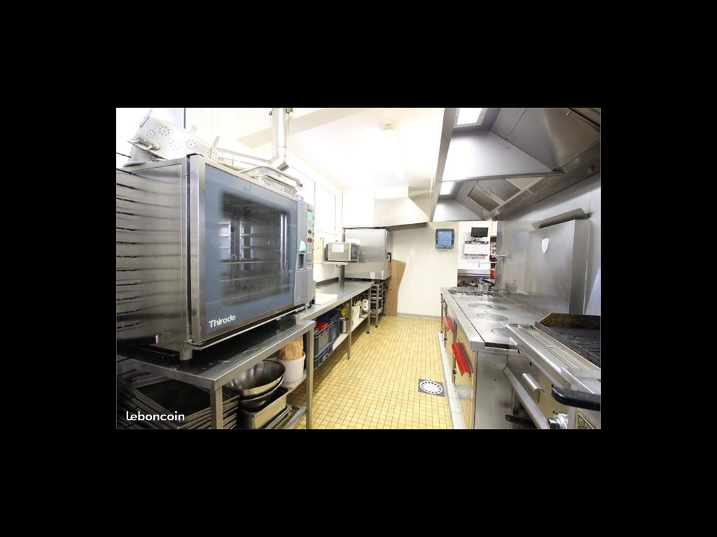 Vend maison d'habitation et bâtiment pour restaurant. Le restaurant est tout équipé et tout au normes. Accès PMR. 3 salles , 1 cuisine de 50 m2. Restaurant pouvant convenir à  2 couples. Très  belle prestations.
Situé  dans un village accueillant , écoles à proximité,  centre de santé.  Nous sommes 25 km de st etienne, 35 km du puy en velay ,
66 km de Lyon.  2 parkings. Nous vendons ce bien pour cause de retraite.
