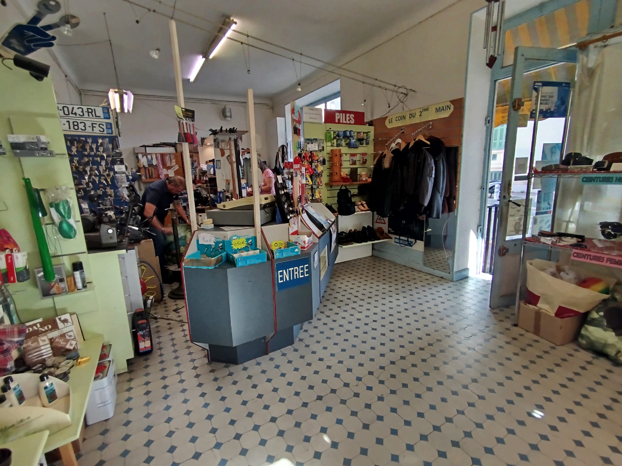 Vente d’un fonds de commerce de cordonnerie à Nice.
Très belle boutique de 52 m2 (boutique + réserve en sous sol) située à Nice Nord, dans un quartier très animé (école, bus, tram, commerces) possèdant deux grandes vitrines en façade et une sur le coté.
Notre boutique existe depuis plus de 35 ans et bénéficie d’une clientèle fidèle.
L’équipement est en bon état de fonctionnement, et la boutique dispose d’une place de parking privé avec un portail.
Loyer 1 000 euros par mois. Charges de copropriété de 45 euros par mois.
CA 75 000 euros
Activités principales : réparation de chassures et d’articles de cuir, reproduction de clés (simplen spéciale et voiture), plaque d’immatriculation auto, cartes de visites tampons, plastifications gravures, badges d’entrée d’immeuble, changement de pile, aiguisage de couteau, renovation de sac et veste en cuir.
Accompagnement pendant 3 mois si besoin afin de prendre en main l’entreprise.