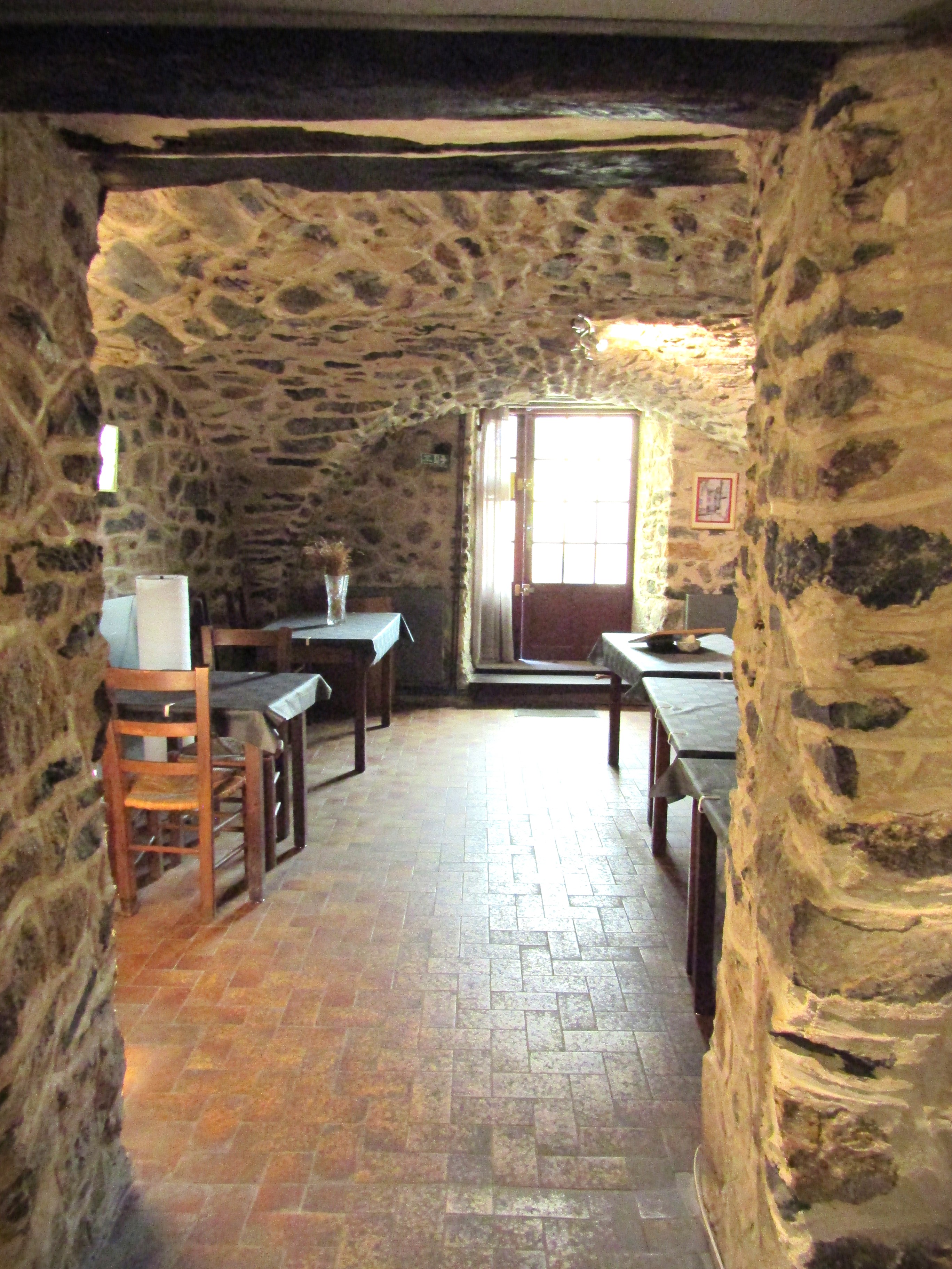 À vendre, les murs d'un hôtel restaurant.
Situé dans le Gard, dans un charmant village très attractif lors de la saison estivale, il représente un lieu de rencontres et d’échanges.
L’hôtel a fermé ses portes, il y a une dizaine d’années et le restaurant est actuellement exploité en tant que pizzeria. L’importante bâtisse de 278m² comprend une salle de restaurant, une cuisine et une terrasse au rez-de-chaussée. Au premier étage, nous avons un logement sur deux niveaux composés d’un salon-cuisine, d’une salle de bain et de 3 chambres. Enfin, dans une autre bâtisse juste derrière, se trouve la partie hôtel, avec au premier étage : une buanderie et 2 chambres (avec salle de bain et WC dans chacune des chambres) et au second : 3 chambres avec une salle de bain et WC pour chacune.
Situé au cœur des Cévennes ce bâtiment à fort caché nécessite d’importants travaux intérieurs. La Commune est prête à accompagner le repreneur qui souhaite reprendre l’activité de restauration/hébergement/ commerce.

Vente des murs du matériel de cuisine : 260 000€