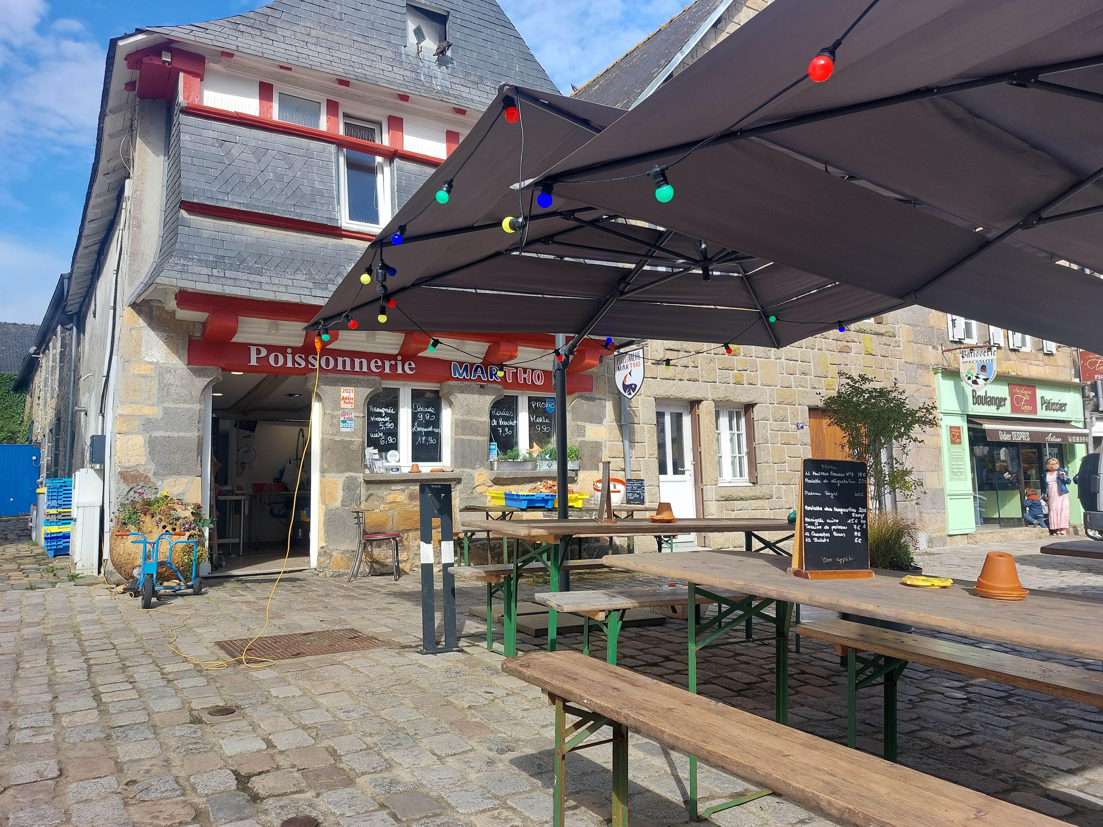 A vendre fdc 2x 35 m2 plus 50couverts en terrasse. Licence R
Ca 335ke htx. rebe 50ke une voiture avec un berlingo plastifié qui est fiable.
bâtisse de 1540 c'est une affaire à développer. Un charme de dingue.
loyer 1200htx.
pas de contrats, pas de personnel. accompagnement mini 2 semaines pour criées et étal.
Machine à glace 1tonne jours 4 an elle vaut 9000 htx. tous les travaux ont entre 5 et 7 ans. local nickel.
four rational 7 ans. vivier ok vivier de stockage dispo neuf.


sur le marché classique l'affaire vaut 100 ke possibilité d'un deuxième véhicule.