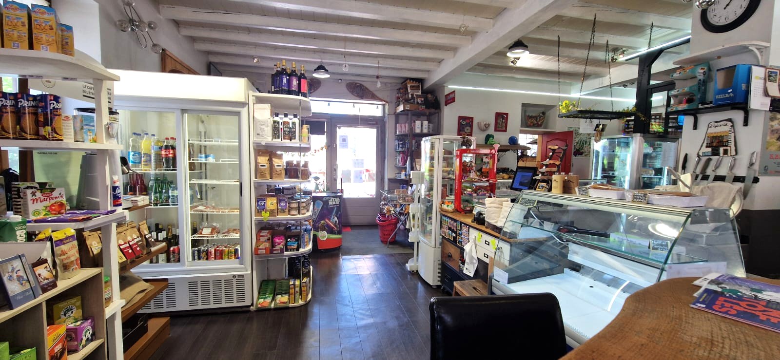 Vente fonds de commerce de cette belle épicerie qui propose de la restauration sur place, la vente de tabac et bar grâce à la licence IV.

Situé dans la commune du Haut Breda entre Allevard et les 7 Laux, ce commerce est le coeur du village.

Au dernier étage vous avez la possibiité d'avoir votre hébergement.

Les propriétaires vendent à contre coeur à cause de raisons de santé.