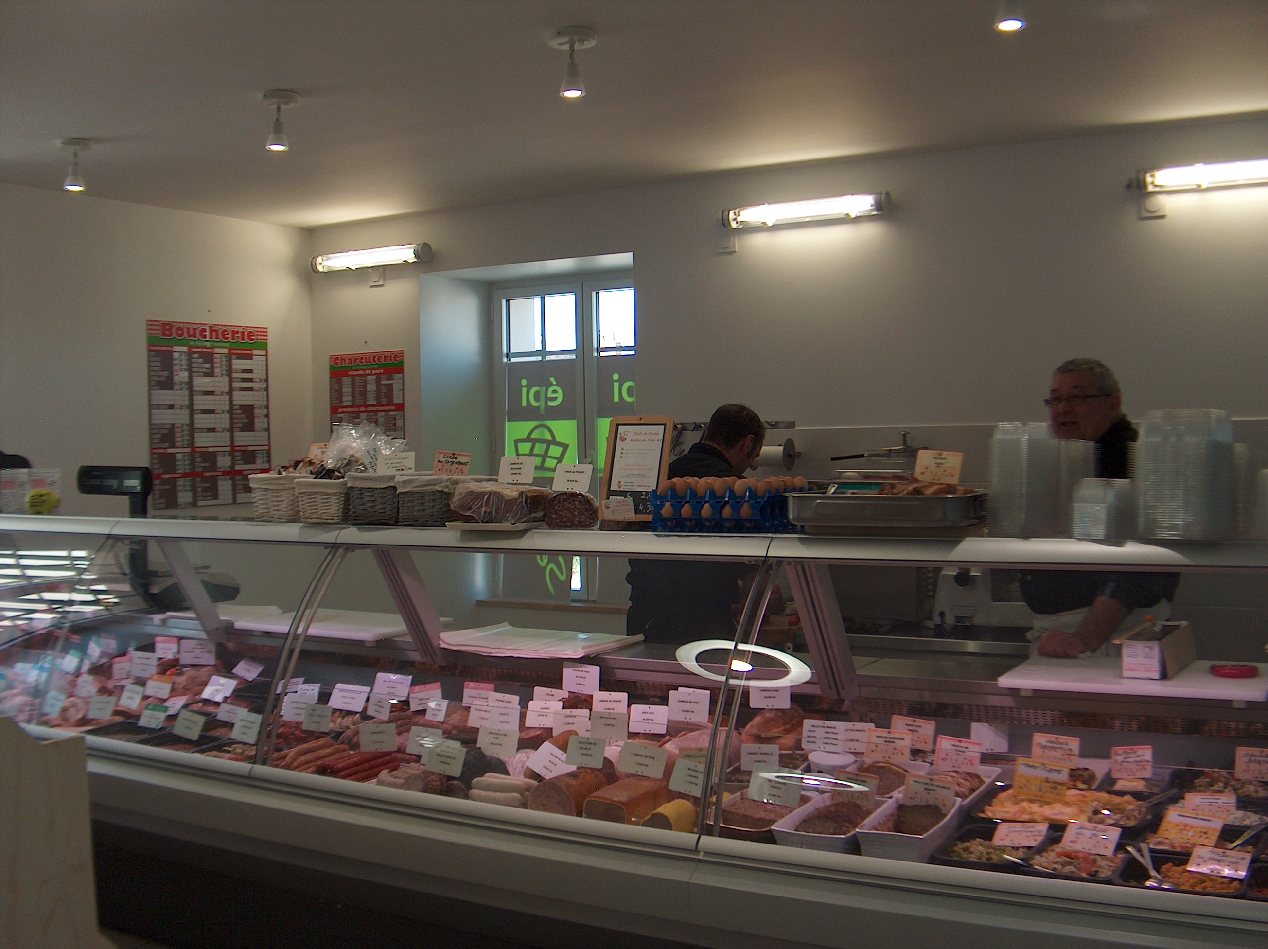 A LOUER BATIMENT COMMERCIAL Boucherie - Charcuterie - Multi commerce 

Comprenant  au rez-de-chaussée :
-	un espace de vente d’une surface de 60m2, équipé d’une vitrine réfrigérée de 4.40 m de long, meuble crémerie, meuble surgelés, et de rayonnages pour épicerie. 
- Laboratoire, chambres froides, cuisine, atelier découpe : surface 56m2
- Réserve, bureau : surface 13 m2
A l’étage : 
-	Appartement Type 4 (Grande pièce de vie (62 m2), 3 chambres, 2 salles d’eau),
Surface totale : 125.25m2, équipé d’un poêle à bois. 
Le bâtiment a été intégralement rénové et refait à neuf en 2015. 
Espace extérieur (courette) 
Dépendance pour stockage 
Parking communal proche (environ 20 places), proche des autres commerces en plein centre bourg. 
Commune de Miré 49330
Miré est une commune de 1060 habitants, située au cœur du triangle Angers/Château-Gontier/Sablé-sur-Sarthe. Elle dépend de la Communauté de communes des Vallées du Haut-Anjou et du Pays Anjou Bleu. C’est une commune indépendante. 
Elle est bien desservie avec :  
-	La gare TGV à 20mn à Sablé-sur-Sarthe, (ligne Paris/Nantes), 
-	La gare de Morannes (7 kms) ligne TER, 
-	Les lignes de bus desservant Sablé-sur-Sarthe, Angers, 
De nombreux commerces sont présents sur la commune : 
-	Boulangerie, 
-	2 salons de coiffure, 
-	Magasin de Bricolage, 
-	Food-Truck Burgers (1 fois semaine) 
-	Food-Truc Pizzas (1 fois semaine) 
-	Projet d’ouverture d’un Café-Restaurant en cours, 
Commune dynamique dotée de nombreux services et professionnels de santé : 
-	 Cabinet de Kinés avec 4 professionnels, 
-	Pharmacie),  
-	Cabinet Infirmier, 
-	Ostéopathe, 
-	Orthophoniste,
Une Zone Artisanale disposant de plusieurs PME, 
Un EHPAD de 72 places. 
2 écoles (Publique et Privée scolarisant plus de 130 enfants), 
La vie associative y est importante, les nombreuses associations organisent de nombreuses manifestations qui remportent toujours un grand succès, la commission municipale « Vie Locale » organise également plusieurs manifestations. 
Le bassin de vie des Miréens est dirigé soit vers Château-Gontier, soit vers Sablé sur Sarthe. 
La commune de Miré est identifiée comme polarité secondaire dans les nouveaux schémas de cohérence territoriaux. (SCOT du Pays Anjou Bleu, PLUI de la CCVHA en cours d’élaboration). 
Les principaux pôles commerciaux des environs sont situés à Château-Gontier (20km), Sablé-sur-Sarthe (20km), Châteauneuf-sur-Sarthe (10km). 
La commune est située en Zone de Revitalisation. (Avantages fiscaux à l’installation). 
La commune de Miré, propriétaire du bâtiment recherche un repreneur pour son local commercial. Loyer modéré. Possibilité de dissocier le commerce du logement. Loyer local commercial : 500€/mois, loyer appartement : 500€/mois. 
Ce local est adapté pour toute activité de commerce (Boucherie-Charcuterie-Epicerie) + autres activités à développer, ou d’activités telles que traiteur avec petite restauration. 
(Pas de Licence IV)