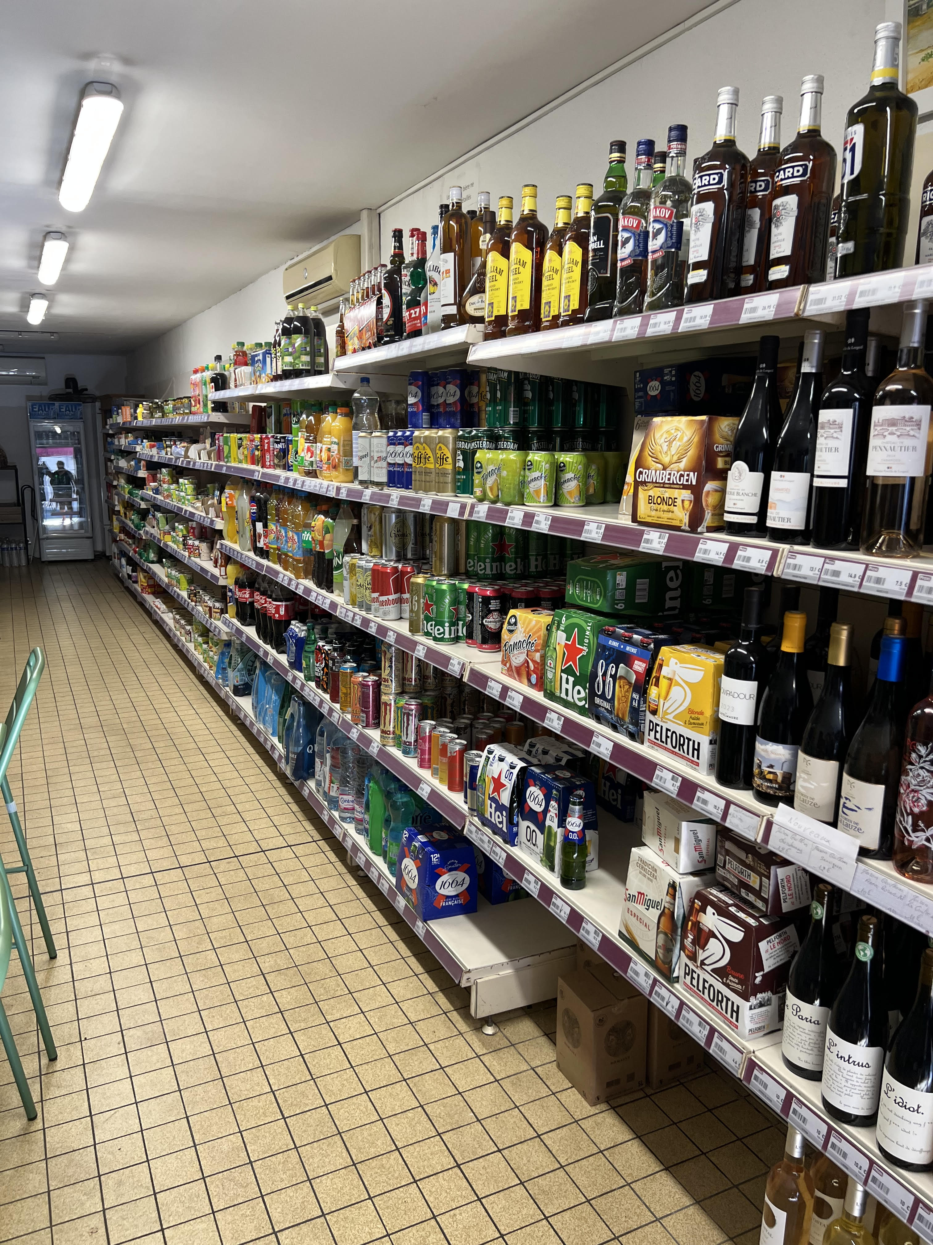 cause retraite vend épicerie dans centre du village