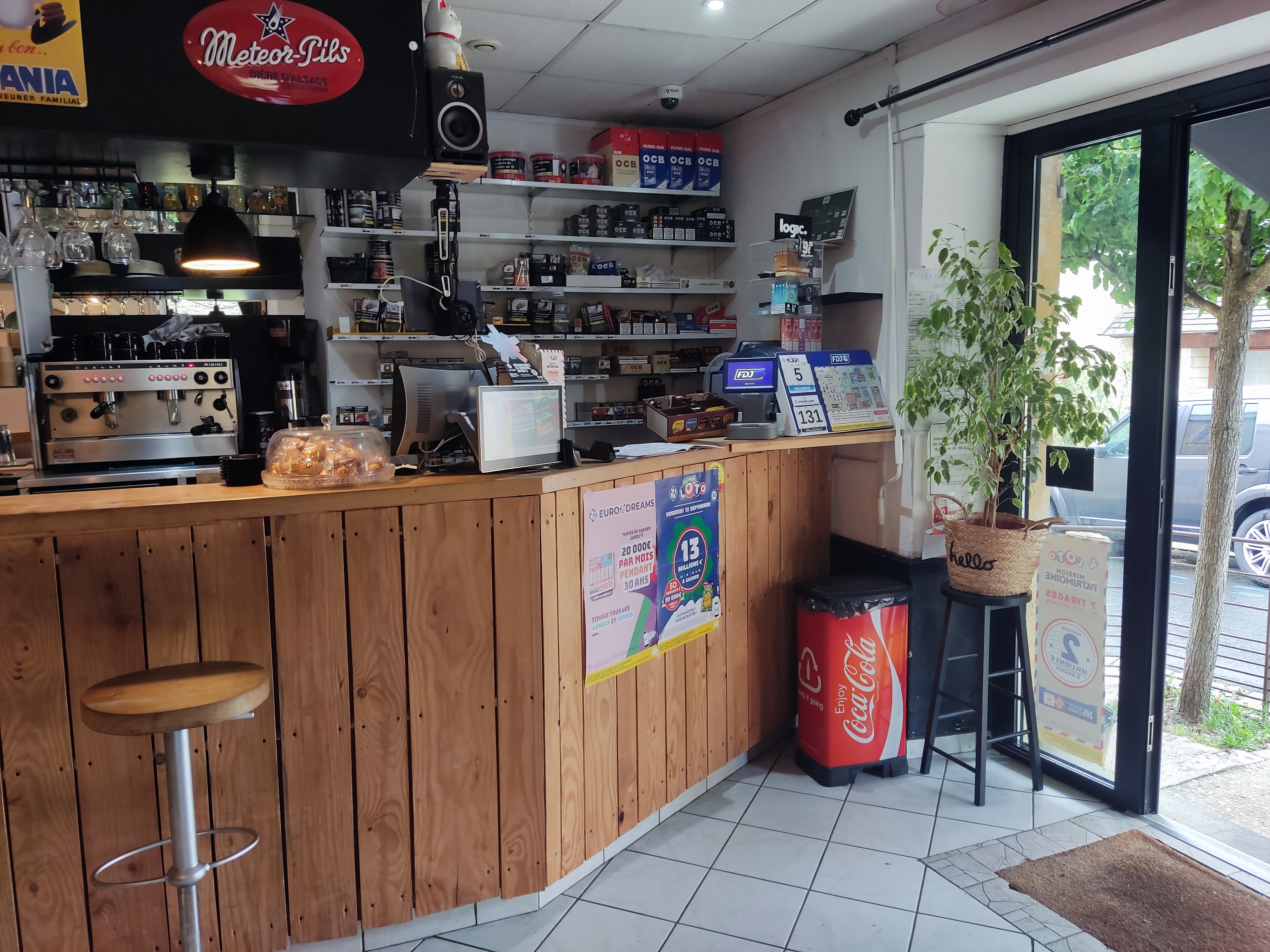 Bar tabac fdj dans un village touristique du Périgord noir entre Sarlat et Montignac.
Loyer modéré, appartement de fonction de 100m2, cuisine professionnelle remise à neuf, possibilité de servir 35/40 couverts par service... 
Emplacement très passant, terrasse.
Large choix de  bières a la pression, tabac, loto/euros millions/jeux à gratter.
Clientèle à l'année,et saison touristique de mai à octobre...