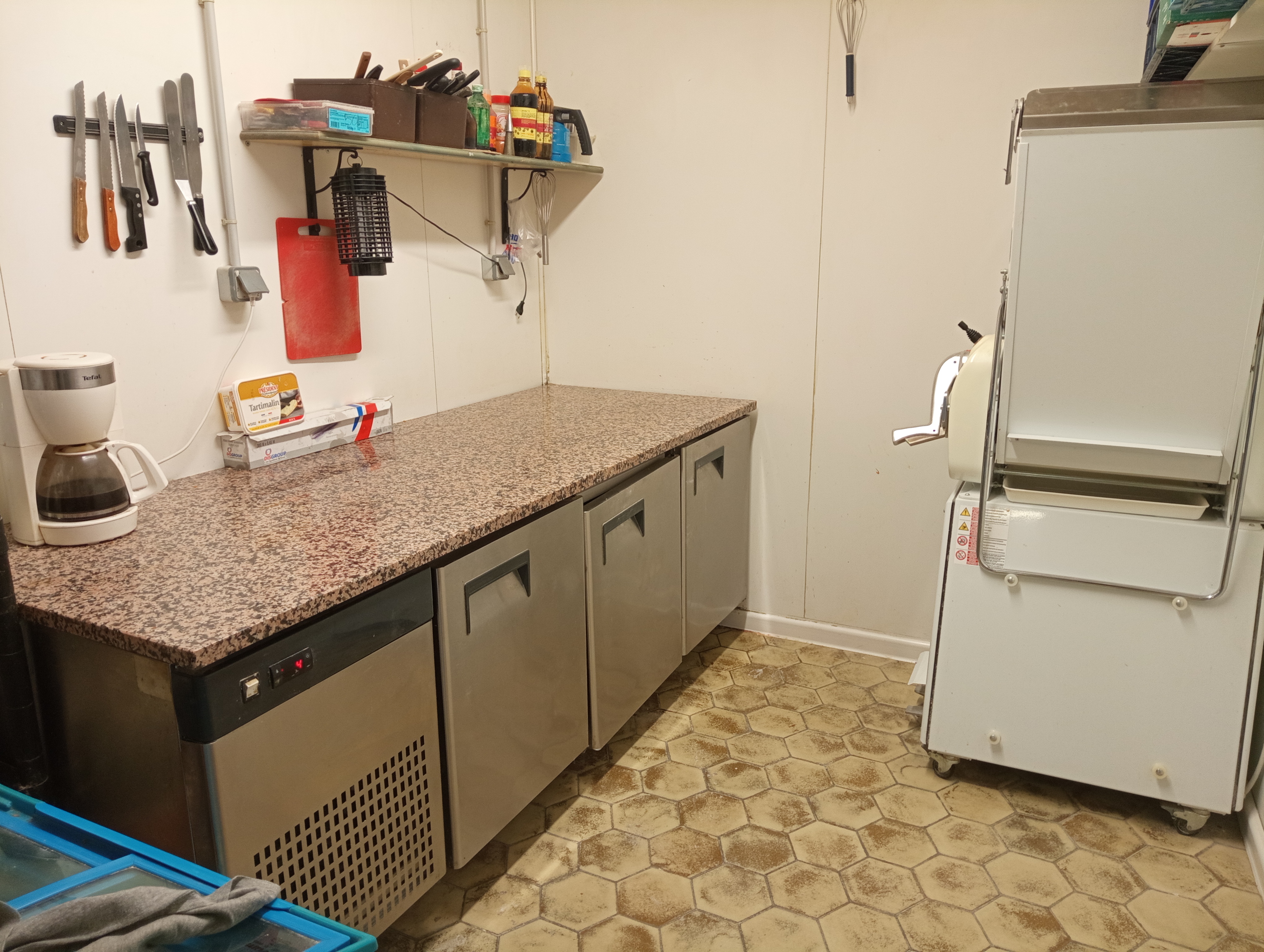 Boulangerie-pâtisserie à vendre dans charmant village de 2000 habitants en plein développement.
CA 137000 euros (8 semaines de congés par an).
Fermeture hebdomadaire 1 journée (lundi) et 2 après-midis (weekend).
1 Four à soles MAP de 2020, 1 four ventilé, 2 chambres de pousse, un frigo et un congélateur (-20 degrés) armoires, congélateurs coffres, laminoir...
Loyer 500 euros mensuel et charges d'électricité entre 500 et 600 euros par mois (compteur jaune).