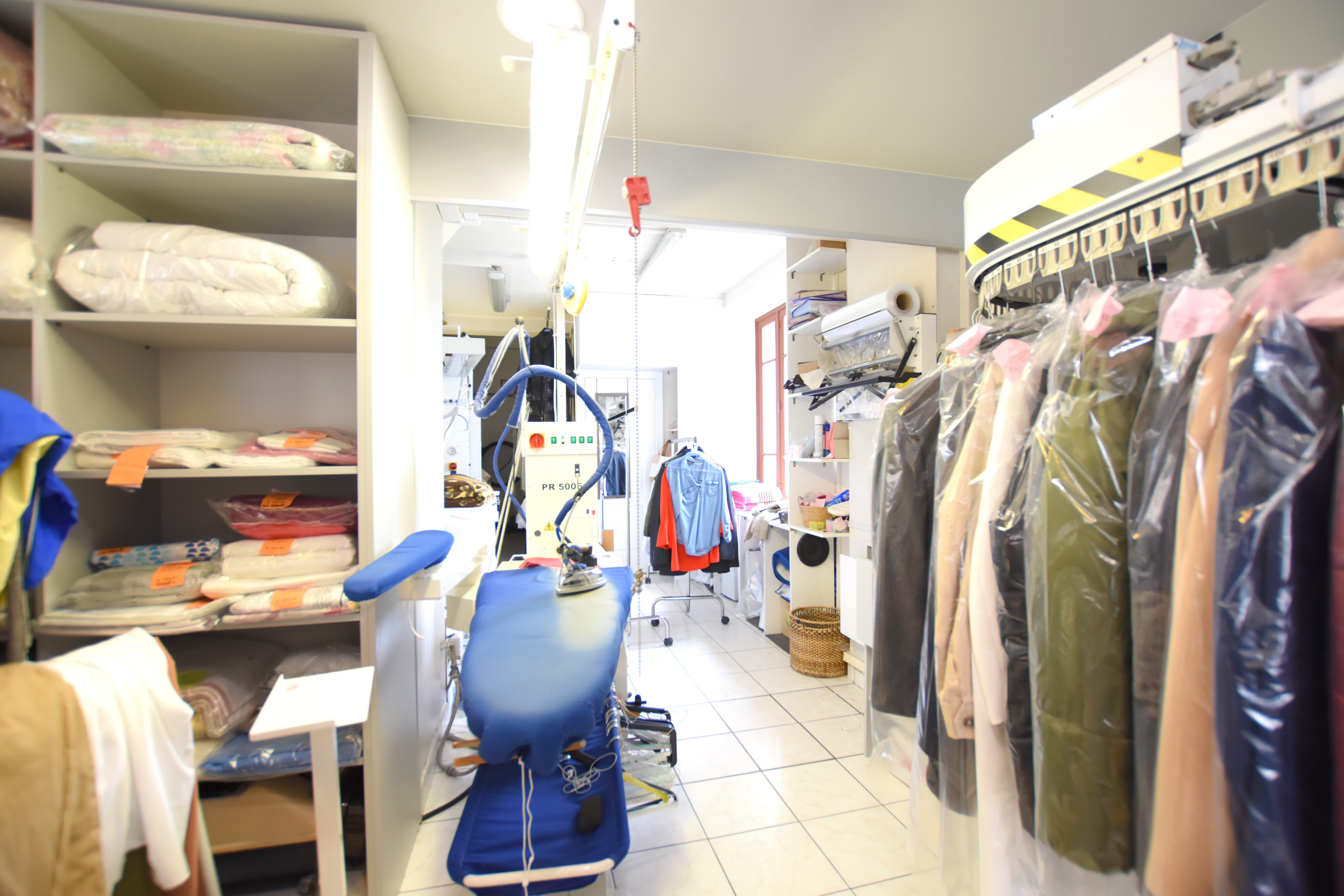 RARE A LA VENTE - FOND DE COMMERCE // Les Essarts-le-Roi - 78690 //

David et Kim ont le plaisir de vous présenter une opportunité exceptionnelle d'acquérir un fonds de commerce de pressing idéalement situé au cœur du centre-ville.

Cet établissement prospère bénéficie d'un emplacement stratégique et d'une clientèle fidèle.

L'établissement se distingue par son emplacement de choix, attirant une clientèle régulière et nombreuse. Il offre également un potentiel de croissance avec la possibilité de développer davantage l'activité existante.

L'établissement comprend une surface commerciale de 17,55 m², avec une vitrine donnant sur rue, dédiée à l'accueil des clients. De plus, il dispose d'un espace de travail d'environ 33 m², aménagé pour une efficacité optimale, ainsi qu'un WC indépendant.

Le bail en cours (bail 3/6/9) autorise diverses activités, notamment le pressing, la blanchisserie, la laverie, la cordonnerie et la mercerie. Le loyer s'élève à 1 492 € par mois.

La vente inclut deux grandes machines à laver et sèche-linge de 23 kg chacune, une table à détacher, une machine à laver standard, une table à repasser industrielle datant de deux ans, ainsi que diverses penderies, grandes étagères, un tourniquet pour vêtements et un bar d'accueil avec caisse.

Ne manquez pas cette opportunité unique de reprendre un commerce florissant avec un potentiel de développement.

Contacter votre DUO Essartois : David et Kim, vos Responsables Secteurs des Essarts-le-Roi/Lévis Saint Nom. Disponible pour VOUS 7J/7 au 06.76.08.50.55/06.74.63.97.71.

Les informations sur l’état des risques et pollution (ERP) auxquels ce bien est exposé sont disponibles sur le site Géorisques : www.georisques.gouv.fr.

La présente annonce immobilière a été rédigée sous la responsabilité éditoriale de Mr ANTONIO David, RSAC VERSAILLES n° 795063999