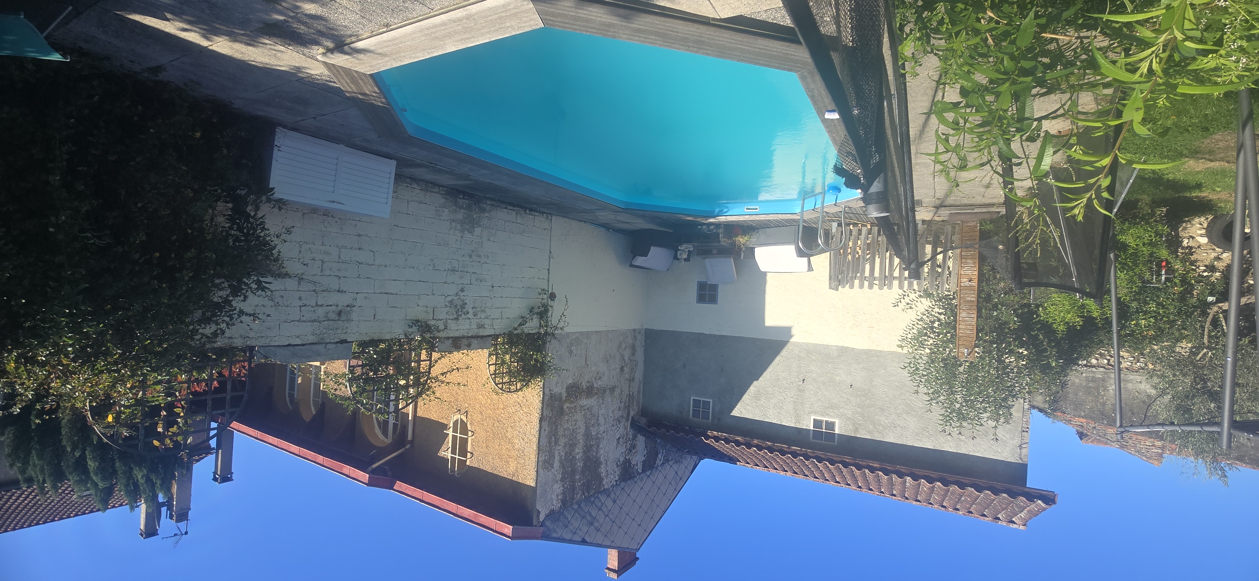 A vendre FOND DE COMMERCE 
BAR licence 4 HÔTEL RESTAURANT cour intérieure spacieuse + piscine 
bar (ext et int) 
Cuisine entièrement équipée hotte four frima plancha gaz friteuse 380V chambre froide (2×3) four a pizza etc 
RESTAURANT grande salle intérieure et deux grandes terrasses dans la cour intérieure 
Donnant sur le bar et la piscine
HÔTEL 7 chambres avec salle de bains dont une pmr
Et une salle de réunion 
APPARTEMENT de 40 m²
LOYER FOND DE COMMERCE + APPARTEMENT  F4  =1500€

Affaire saine et rentable idéale pour un couple ou associer 
Pour d informations photo prix CA Bénéfice etc veuillez envoyer un e-mail
Et petit plus MAUBOURGUET  est situé en zone ZRR exonération totale d'impôt sur le bénéfice pendant 5ans 
fond de commerce  A DEBATTRE ( Possibilité d acquérir les murs )