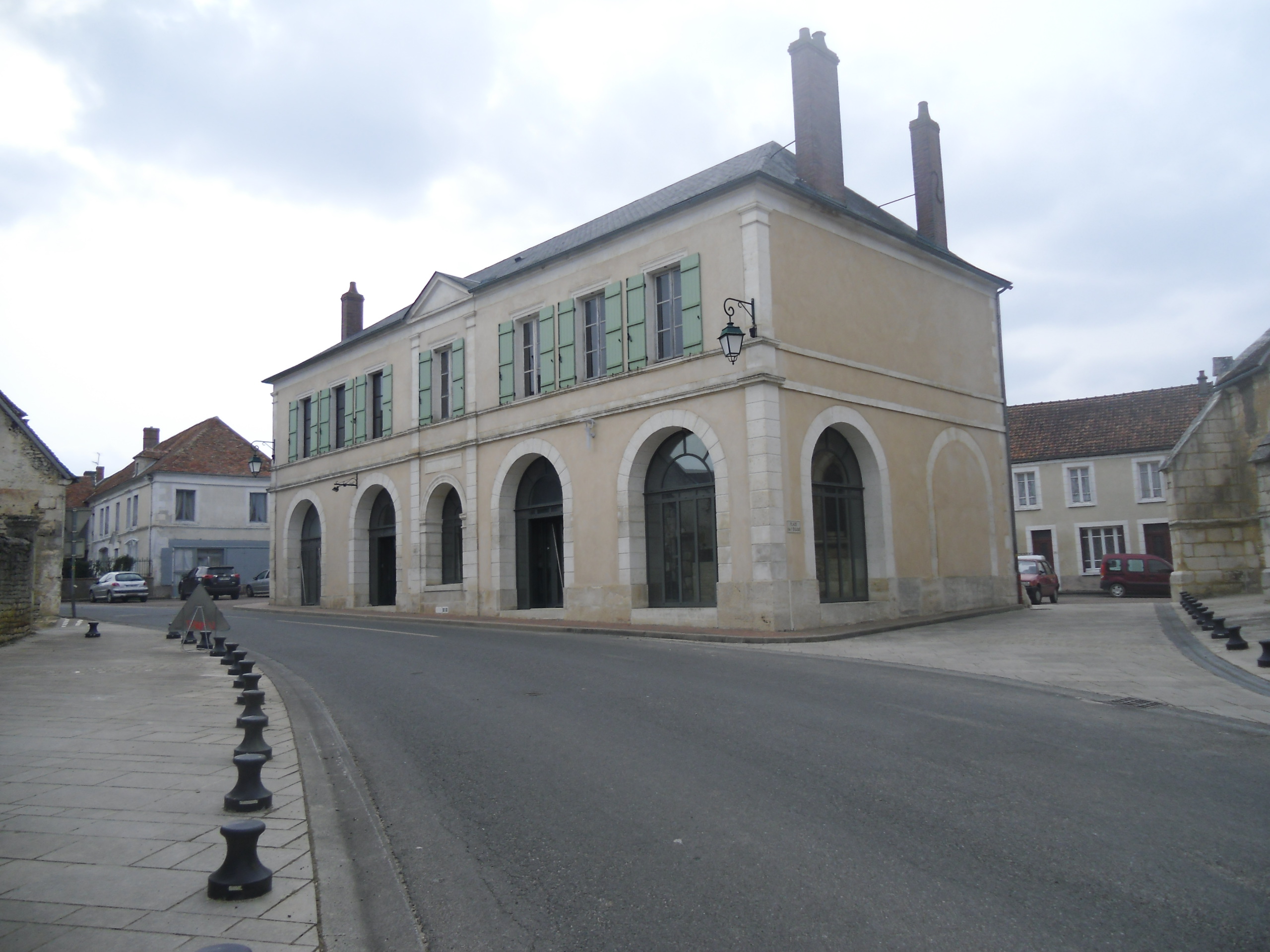A reprendre en location-gérance un bar-restaurant avec licence IV situé au coeur du village dans un bâtiment communal.
Comme de 330 habitant en région Puisaye, proche du chantier médiéval de Guédelon, de Saint Sauveur en Puisaye, de Saint-Fargeau ...

L'ensemble est composé :
- au rez de chaussée d'une salle avec bar d'environ 86 m² pouvant accueillir 40 personnes, d'une cuisine équipée, d'une laverie, d'une légumerie, de réserves et d'une terrasse
- à l'étage d'un logement T3

Clientèle locale, ouvrière et de passage.

Expérience en cuisine demandée.

Loyer de l'ensemble 550€ HT/mois