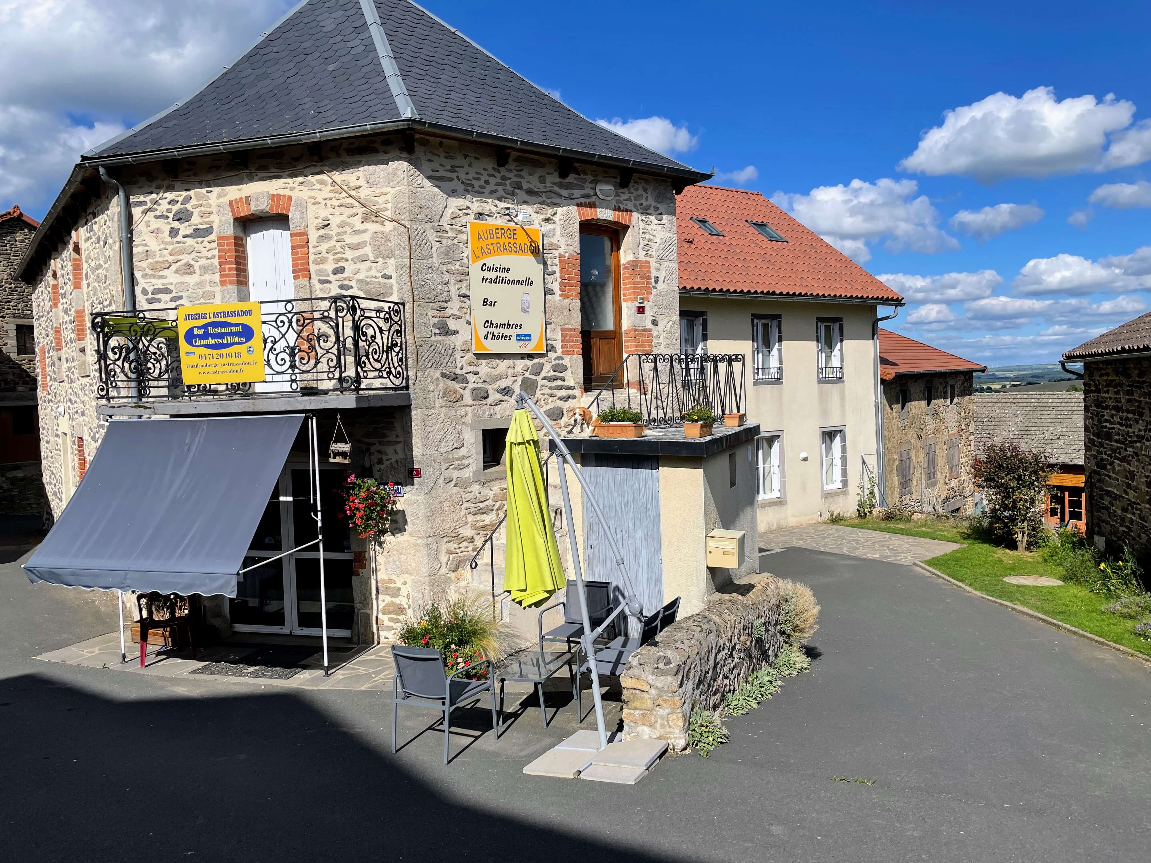 Auberge de village de moyenne montagne disposant de 5 chambres , d'un bar- restaurant, d'une salle de réception et d' un appartement avec trois chambres au dessus de l'auberge 
Les locaux appartenant à la commune, seul le fond de commerce est à reprendre
Etant à seulement 8 kms de l'A75, la majorité de notre clientèle est une clientèle de passage venant souvent du Nord de la France, de la Belgique ou la hollande avant de continuer leur route vers le sud de la France ou l'Espagne.
Rézentières est un petit village de 120 habitants ou il fait bon vivre, situé à seulement 15 mn de St Flour ou l'on trouve toutes les commodités (hôpital, grande surface...)
Ideal pour couple souhaitant un nouveau départ à la campagne, loin de tous les inconvénients des villes, sans prendre de risques financier.
Pour plus de renseignements n'hésitez pas à nous contacter