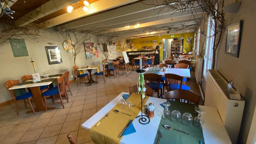 La commune de Valdivienne, 2 800 habitants, est située à 30 minutes de Poitiers et Montmorillon, 15 minutes de Chauvigny  et moins de 10 minutes du CNPE de Civaux. Le café-restaurant se situe dans le village de Morthemer, traversé par la Dive qui alimente un étang à proximité du restaurant. Ce village remarquable abrite un château et une collégiale qui dominent le restaurant. Un parcours Terra Aventura sillonne le village.

La commune recherche un porteur de projet pour valoriser, développer et dynamiser l'activité. Le porteur de projet devra justifier d'expérience dans la restauration.

Le café-restaurant comprend une salle bar-restaurant de 54 m² équipée (mobilier, vaisselle, caisse enregistreuse, lave-verres, percolateur) et une salle supplémentaire de 25 m².  La cuisine est équipée (matériel de préparation, de cuisine, de plonge), une terrasse de 30 m². Une maison de 77 m² sur deux niveaux est attenante au commerce. Au rez-de-chaussée, une pièce à vivre et une cuisine ouverte. A l'étage, 2 chambres plus un bureau ou une chambre d'enfant. 

Les différents types de clients potentiels incluent les habitants locaux, les pêcheurs, les familles et les touristes attirés par l'étang et le charme du village. En outre, il est envisageable de cibler un autre segment tel que les employés des entreprises environnantes, notamment ceux du CNPE Civaux, ainsi que les artisans et les travailleurs de passage.

Le loyer pour le restaurant est de 675 € HT par mois et de 350 € HT pour l'habitation.