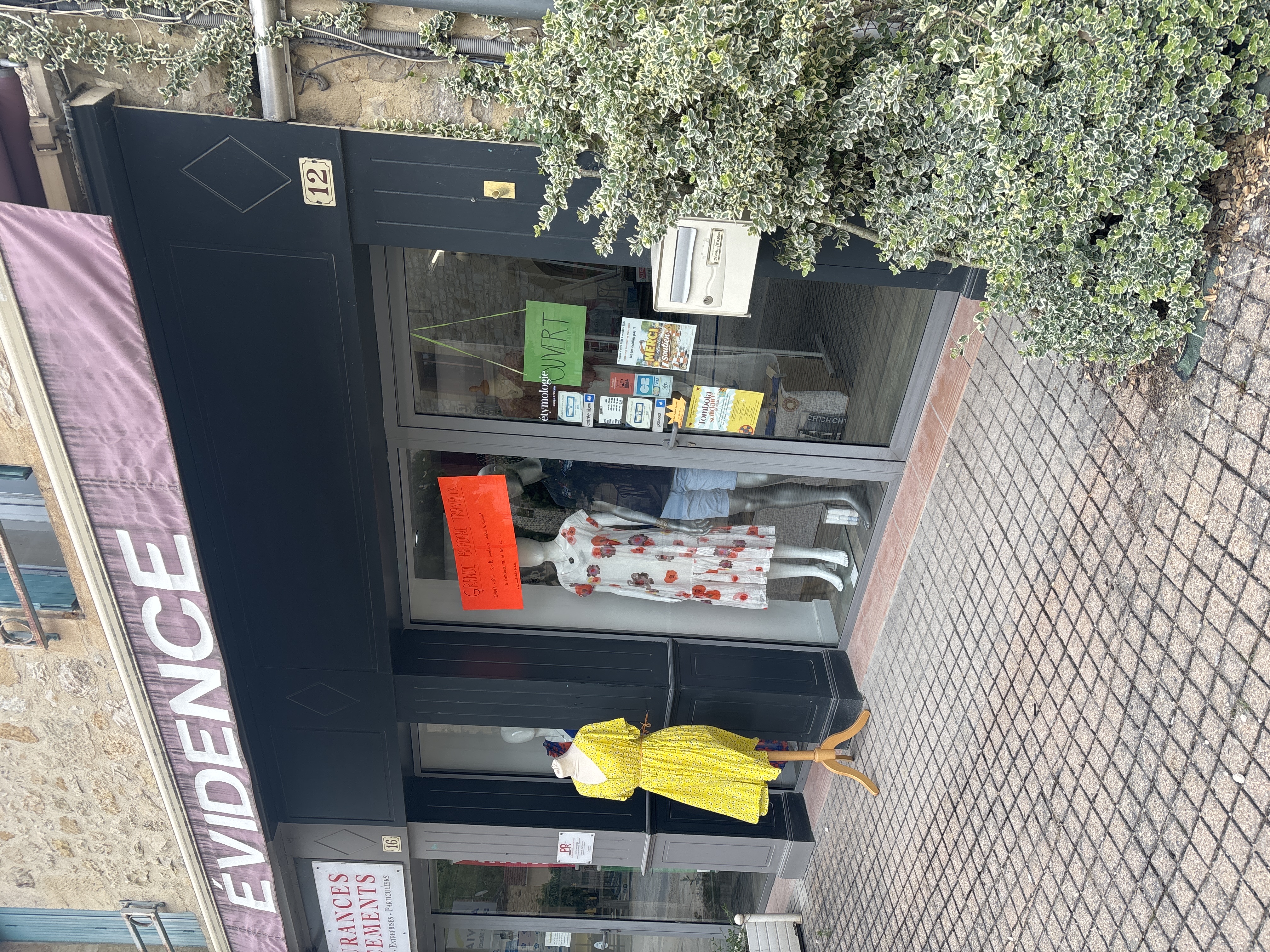 Au sein d’un joli village de 1500 habitants, parmi les  commerces de proximité comme la boulangerie, boucherie, épicerie, pharmacie, bar, salon de thé etc…  jolie boutique de vêtements hommes et femmes de 70m2 avec une réserve de 30m2 , en pierres apparentes à l’entrée, peintures refaites , sol refait également en lino imitation parquet. Clientèle fidèle depuis plus de 30 ans .
Le local appartient à la mairie et bénéficie d’un loyer modéré. Des travaux sont en cours afin d’embellir le village et le rendre encore plus attractif.