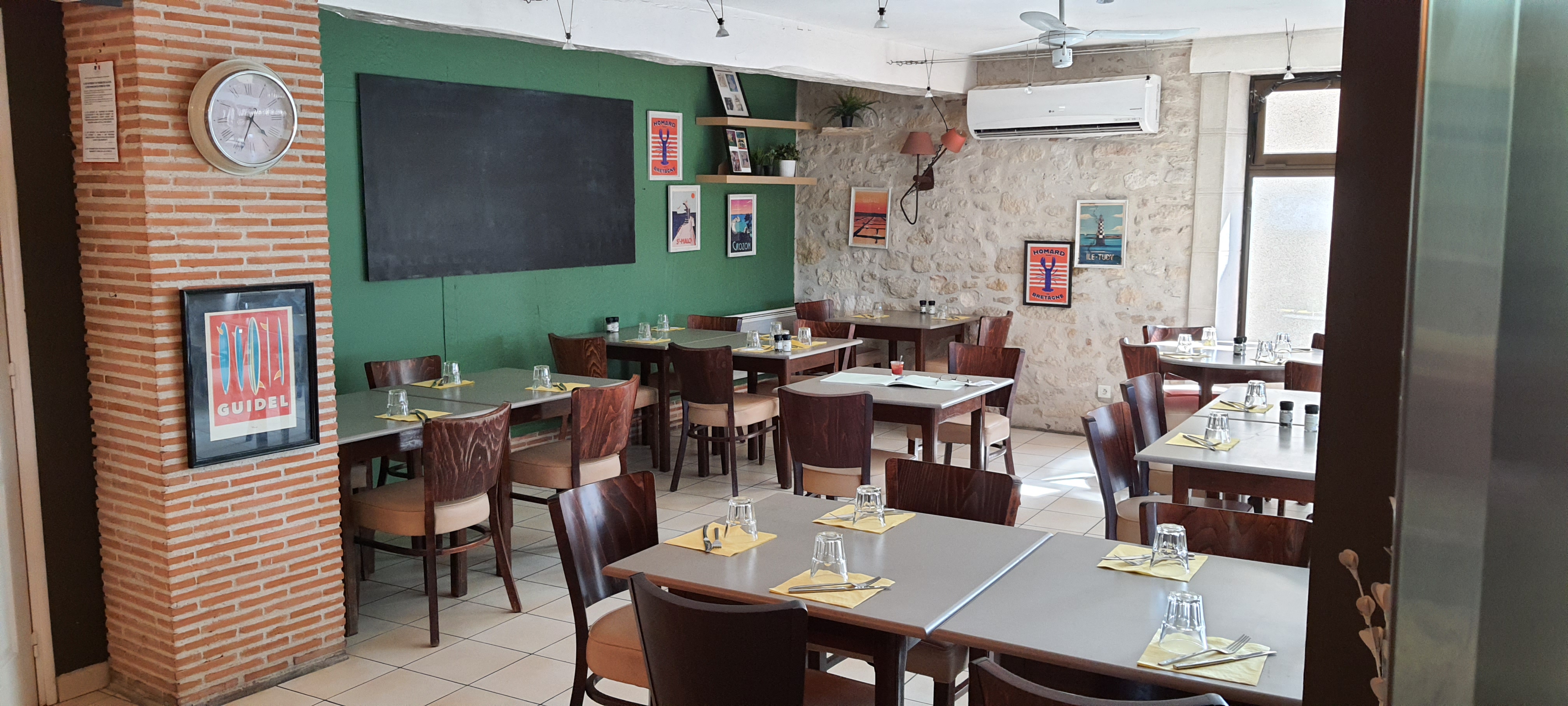 Restaurant Crêperie - 30 Places Intérieure & 30 Places Terrasse - Idéal Jeune Couple 1ere Affaire - beau Potentiel avec le Château de Duras juste en Face - de Nouvelles Idées seront les bienvenus n'hésitez pas, moi je prépare ma Doucement ma Sortie ( Retraite ). Éric.