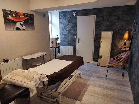 Commerce historique, il est idéalement situé en plein cœur de Jargeau. Dans la rue piétonne principale (récemment rénovée). Sur un emplacement N°1 à forte commercialité (pharmacies, médecins, boucheries, coiffeurs, supermarché, fleuriste, bars-tabac...). Cet environnement lui a permis de développer et fidéliser sa clientèle.

Le local de 25 m2 est entièrement équipé et refait en septembre 2025, il ne nécessite aucuns travaux. Il est composé d’un espace vente/accueil, d’une cabine de soin (possibilité d’une 2ème cabine) et d’une réserve.

La cédante exploite seule l’institut.

bail commercial 3/6/9 - Loyer de 220€/mois 

Opportunités de développement : site de réservation en ligne + 2ème cabine de soin + réaménagement des horaires d’ouverture (créneaux pause méridienne + samedi 19 h).

CA 54 000 € HT

PRIX DU FONDS DE COMMERCE 30 000 €