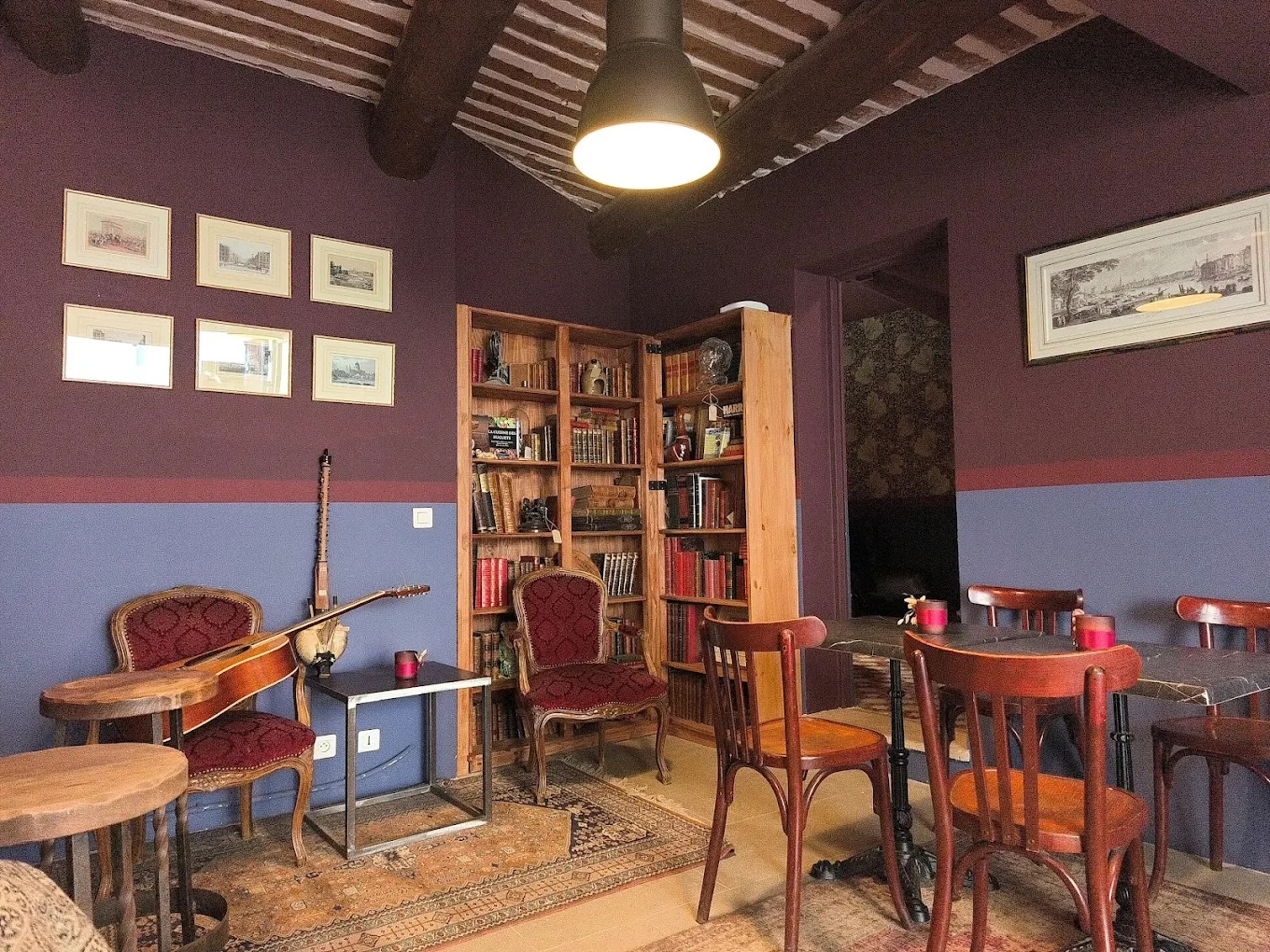 Village de Bonnieux (84), seul vrai coffee shop du village, cherche son/sa locataire-gérant(e). Déjà en activité, prêt à continuer sans interruption. Pas de vente d'alcool / pas de licence IV.

Décoration vintage esprit club anglais: mobilier ancien, livres, ambiance chaleureuse et accueillante.

Équipement complet: machine espresso Nuova Simonelli Appia Life 2 groupes Compact Easy Cream, 2 moulins Nuova Simonelli, stock initial de café et de lait. Prêt à démarrer immédiatement. Environ 20 places assises (~40m²), grande ouverture sur rue (~200 passages/jour en saison), marché hebdomadaire le vendredi.

Fort potentiel de développement: snacking, pâtisseries, glaces, iced coffees, petite restauration, événements.

A l'arrière: barbershop speakeasy caché (~40m², accessible par une bibliothèque secrète): 2 fauteuils + 1 bac de lavage. Salle privée pour concerts intimistes, ateliers, événements et/ou véritable salon de coiffure.

Contrat: location-gérance du fonds de commerce. Redevance mensuelle: 1 200 EUR HT (loyer + charges fixes inclus). Dépôt de garantie: 2 000 EUR.

Profil recherché: personne autonome, sérieuse, expérience en café/CHR (et/ou coiffure/événementiel), envie d'animer la vie du village.

Contact: speakaeasy@lexis-ecole-de-langues.fr