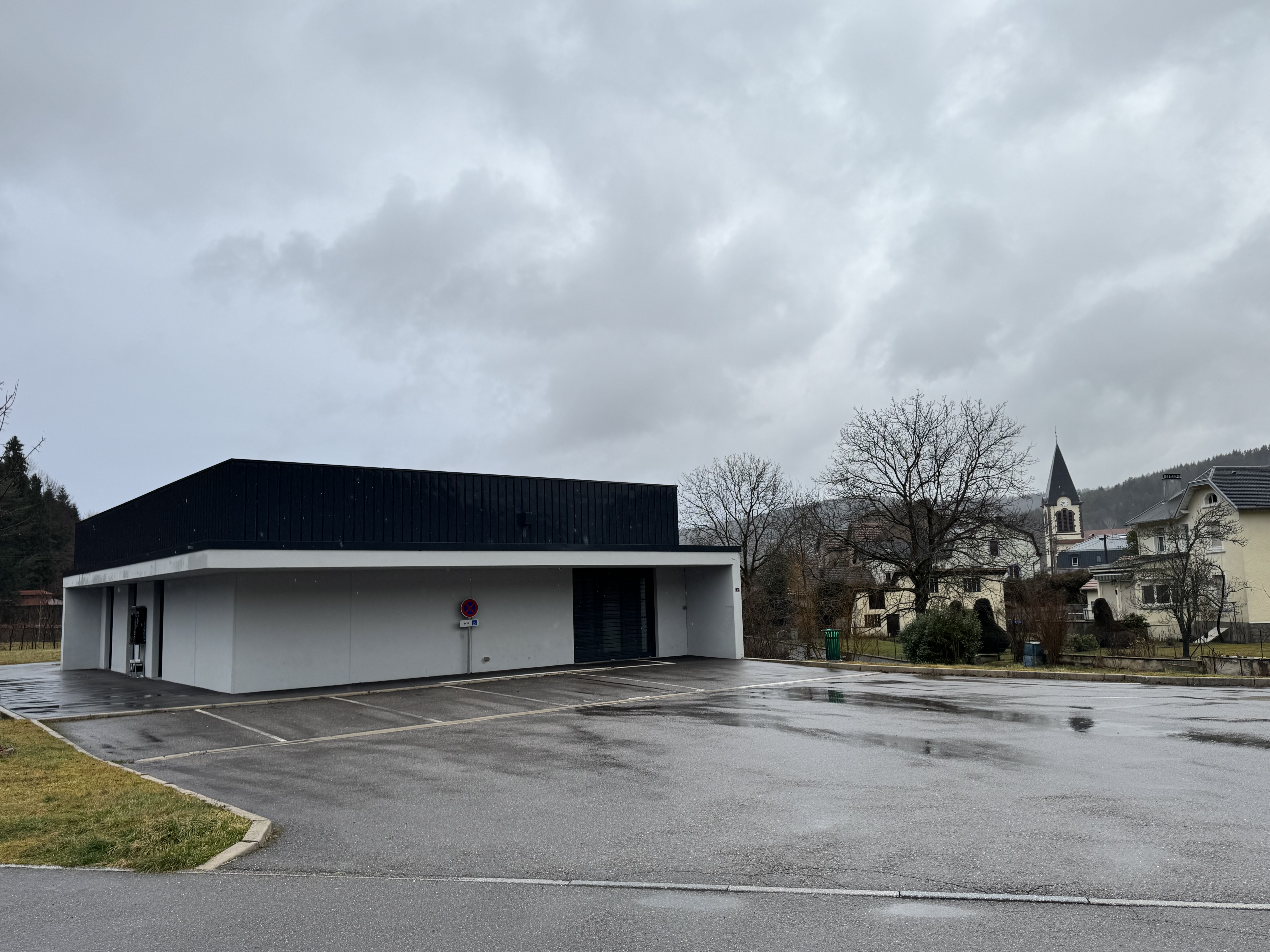 Location d’un commerce multi-services d’une surface de 195 m² comprenant :  local de vente (armoire réfrigérée et armoire surgelée, gondoles, matériel de vente boucherie, caisse enregistreuse…), stockage avec chambre froide, bureau, sanitaire, sas, couloir. 
L’ensemble du mobilier et du matériel nécessaire à l’activité est mis à la disposition du futur locataire.
Plainfaing, 1634 habitants, est une commune classée en zone de montagne. Elle fait partie de l'agglomération de Saint-Dié-des-Vosges et du Parc Naturel Régional des Ballons des Vosges. Elle est classée Commune Touristique et Station Verte et se situe à 17 kms de Saint-Dié-des-Vosges et 23 kms de Gérardmer, sur l'axe routier "Saint-Dié-des-Vosges- Colmar".
L'établissement est implanté au cœur du village, proche de l’agence postale communale, de l’aire de camping-cars, de la mairie, des écoles et des commerces.
Clientèle locale et touristique.
Contact, renseignements, retrait et dépôt du dossier de candidature : mairie@plainfaing.com