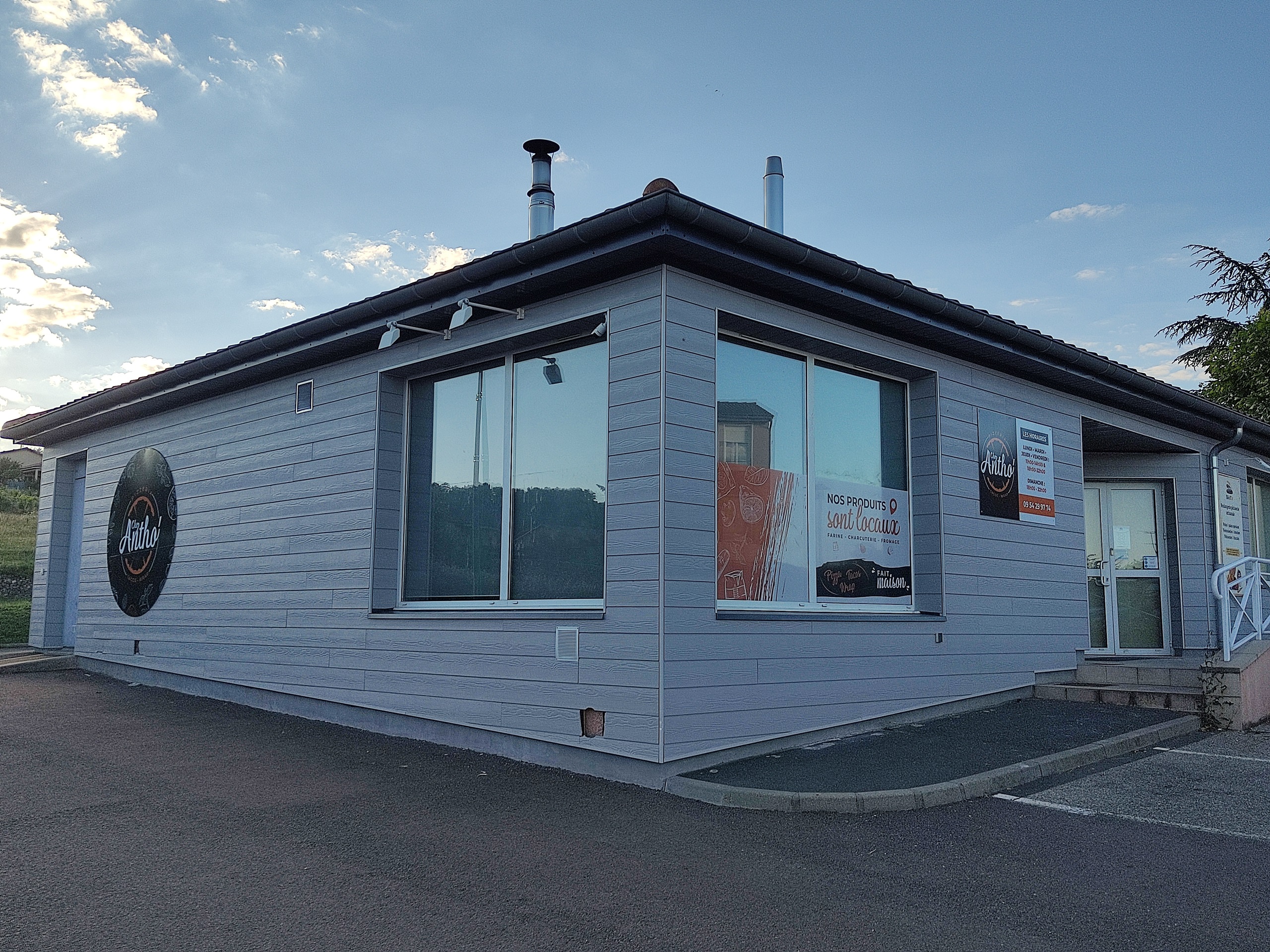 À REPRENDRE : Pizzeria indépendante à Mâcon (Bourgogne du Sud)
𝗣𝗶𝘇𝘇𝗲𝗿𝗶𝗮 𝗿𝗲́𝗽𝘂𝘁𝗲́𝗲 avec forte activité de vente à emporter (80 %) et possibilité de restauration sur place (16 couverts en salle, 25 en terrasse).
•	𝗘𝗺𝗽𝗹𝗮𝗰𝗲𝗺𝗲𝗻𝘁 𝘀𝘁𝗿𝗮𝘁𝗲́𝗴𝗶𝗾𝘂𝗲 : Très belle visibilité dans une zone commerciale dynamique, à proximité de 40 000 habitants, et à 7 min des sorties A6 Mâcon Nord et A40 - Zone de chalandise dynamique et en croissance grâce à la proximité lyonnaise et au vignoble maconnais.
•	𝗔𝗰𝘁𝗶𝘃𝗶𝘁𝗲́ 𝗰𝗹𝗲́ 𝗲𝗻 𝗺𝗮𝗶𝗻 : CA 2024 : 101.000 €, marge brute 69%, Valeur ajoutée 35% - Pizzas au feu de bois, wraps, tacos, salades, et desserts maison - Équipements complets et récents (four à bois, pétrin 30L, vitrines réfrigérées, etc.) - Reconnaissance locale : très bien notée sur Facebook, Instagram, et Google, belle qualité gustative 
•	𝗙𝗼𝗿𝘁 𝗽𝗼𝘁𝗲𝗻𝘁𝗶𝗲𝗹 : Possibilité d'élargir les jours d’ouverture pour booster les ventes - Exploitable seul(e) ou avec un salarié.
•	Prix du fonds : 60.000 € (accompagnement à la reprise inclus, vente des parts sociales possible).