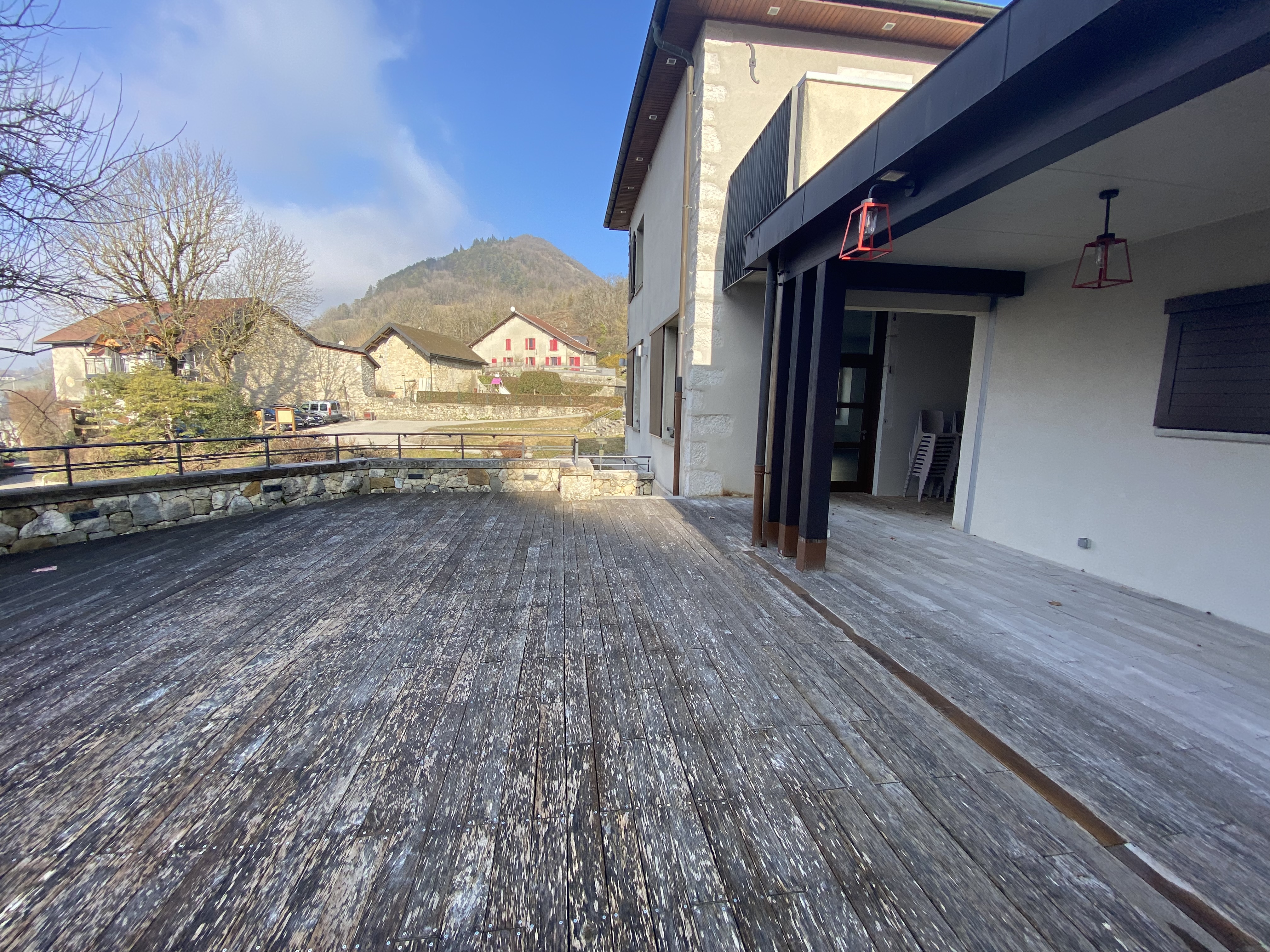 Réouverture du café-multiservices de Chaumont
 
Chaumont (Haute-Savoie) est une commune de 527 habitants, située à proximité de la Suisse, dans un bassin de vie dynamique avec près de 12 000 habitants dans un rayon de 15 minutes. La population est en croissance, avec un revenu médian supérieur à la moyenne nationale. Le local à reprendre bénéficie d’une bonne visibilité, d’une grande capacité d’accueil et d’un potentiel de clientèle locale et touristique. Une étude de terrain a confirmé l’attente pour une offre de type brasserie, avec une activité de bar en complément. Le tissu associatif est actif et facilite l’intégration locale. Le loyer pourra faire l’objet d’un démarrage progressif pour soutenir l’installation
 
Activités potentielles : bar,  restauration, dépôt de pain, relais colis
 
Le local :
 
● Local neuf, à équiper
● Bar, salle , terrasse et stationnement a proximité
● Superficie : 150m2
 
Contrat proposé :
 
Bail commercial 3-6-9 signé avec la mairie de Chaumont
 
Aspects financiers :
 
Apport financier pour stock produits, trésorerie et équipement. 
Loyer 1ère année : 450€ mois 1, augmentation mensuelle de 19€ jusqu’au mois 24 pour atteindre 900€
 
Profil de gérant recherché :
 
● Vous possédez des vraies qualités de commerçant et une vive volonté d’entreprendre.
● Vous souhaitez vous engager en faveur de la ruralité et en comprenez les enjeux.
● Vous justifiez d’une expérience significative dans le secteur de la restauration et maitrisez les normes d’hygiène et de sécurité.
● Vous avez des bases solides en gestion et faites preuve de rigueur et d’organisation.