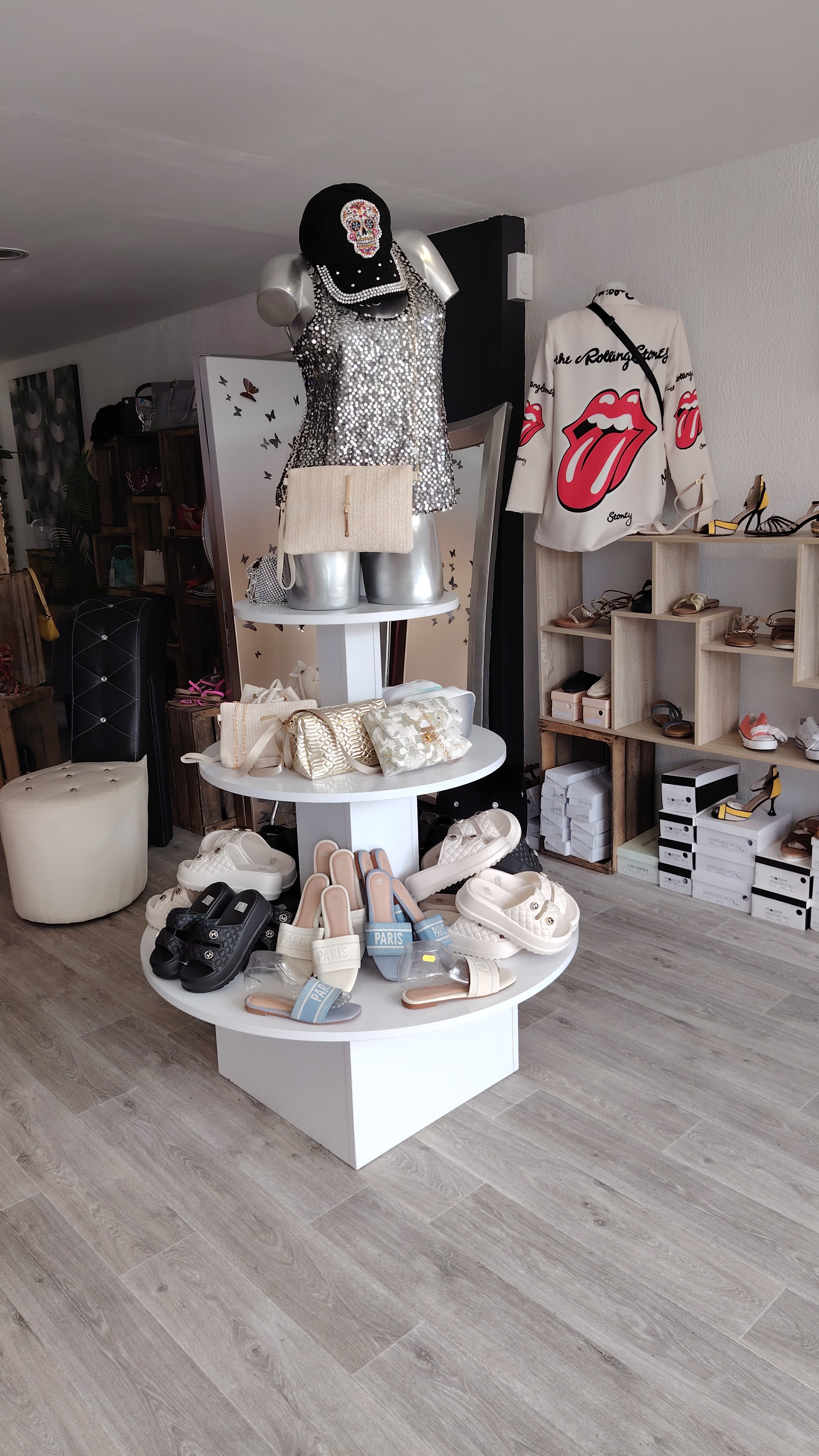 Vente petite boutique  de village en plein développement .
Cause de la vente  changement de projet en famille.
Reprise de bail 3/6/9 petit loyer 60m2 avec la réserve.
Très belle boutique très bien agencé .
Totalement rénové  il y a 3 mois peinture lino etc....
Le prix comporte tout le stock et le rayonnage .
Détail du stock après premier contact .
Je reste a votre disposition pour tout renseignement complémentaire.