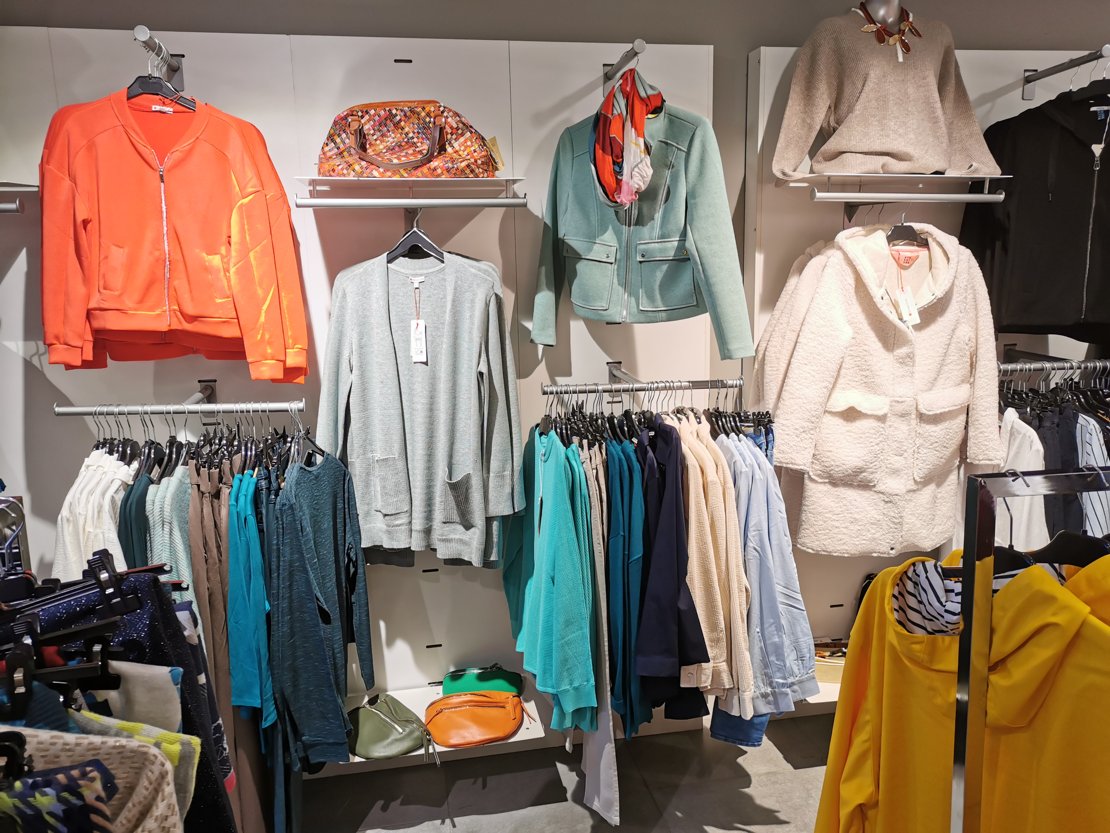 Située dans le coeur de ville, dans un quartier dynamique et fréquenté, bénéficiant d'une excellente visibilité et d'un fort passage piétonnier. Stationnement à proximité pour plus de commodité.
Mode féminine tendance et de qualité, adaptée à toutes les occasions.
Accessoires bijoux, sacs à main, écharpes ...
Distributeur départemental de la marque Phildar.
Surface local commercial de 70 m2 + réserve 6.50 m2, avec vitrine attrayante.
Mobilier, présentoirs, caisse enregistreuse et autres équipements inclus pour une reprise immédiat.
Fidèle clientèle locale déjà établie.
Aide financière de la mairie pour le loyer.