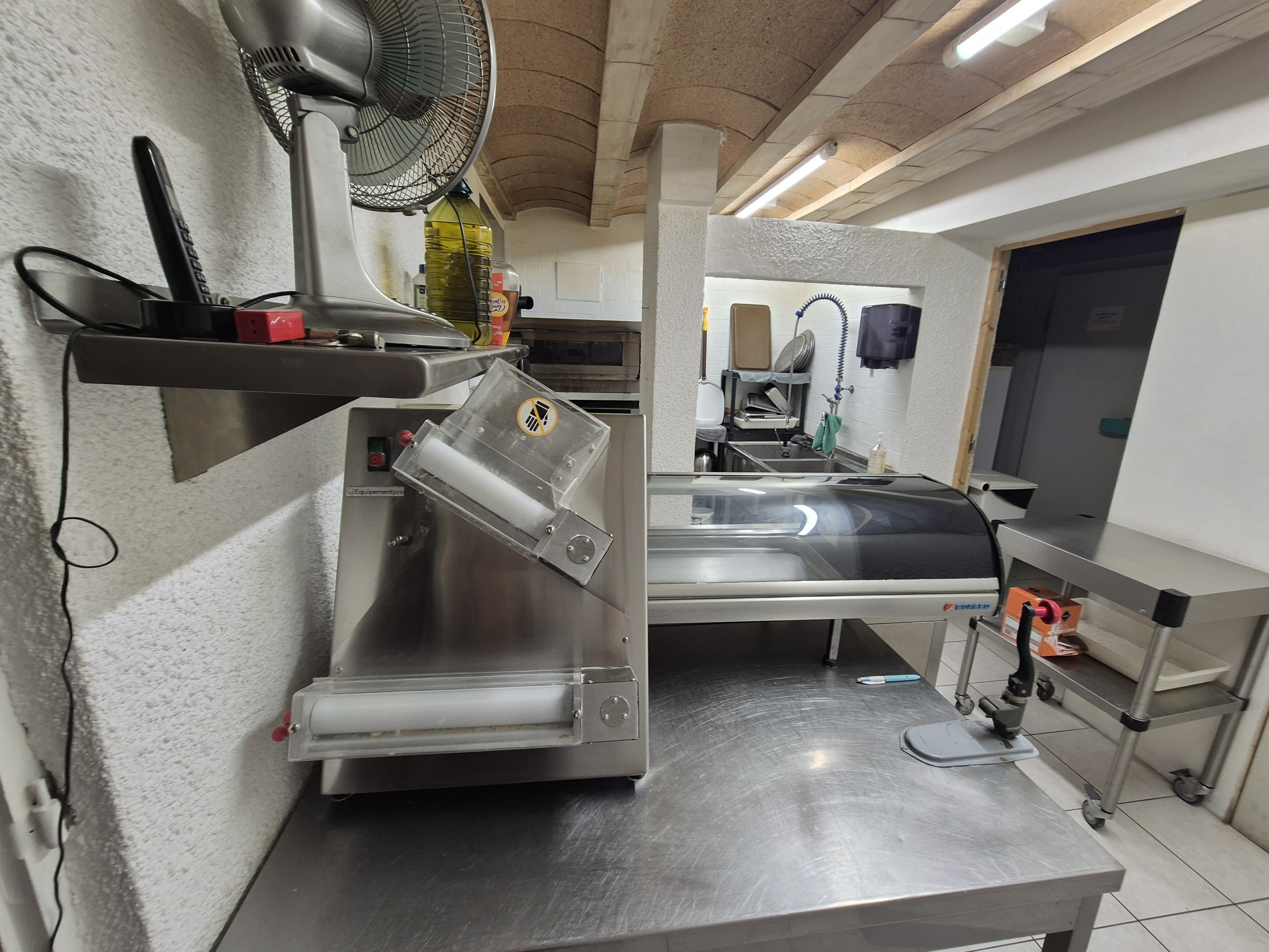 Vends Fond de Commerce : Point Chaud + Pizza à emporter dans un petit village de 1500 habitants à 10 min de Narbonne et de la mer.
Habitation au dessus du commerce. 
Loyer de 1150€ pour l'ensemble.
Le magasin est en pierres apparentes, il est équipé d’une vitrine froide et d’une vitrine négative qui appartiennent à la propriétaire.
Tout le matériel pour les pizzas four (cuisson par 4), laminoir, batteur neuf, saladette, balance, vitrine ingrédients, chambre froide négative (moteur neuf ), caisse sumup neuve. 
Tout est en place pour commencer à travailler direct.  Développement du chiffre possible, proposer une gamme de pains variée et proposer la livraison pour les pizzas.
