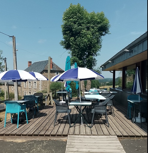 La commune de Chaliers dans le Cantal, entre Saint-Flour et Garabit, recherche son(sa) futur(e) gérant(e) du restaurant du village : « le relais de Pratlong ».

Situé à 10 minutes de l’A75, au carrefour de routes touristiques et de chemins de randonnées fréquentés, cet établissement offre un fort potentiel de développement.  
Un cadre de vie privilégié. Une nature omniprésente et une vie locale conviviale.
Un projet clé en main pour qui veut s’investir.
 L’établissement (licence IV) prêt à exploiter, comprend :
 - Une salle de restaurant (une cinquantaine de couverts) et un bar.
 - Une cuisine équipée (gaz ou électrique).
 - Une terrasse extérieure.
 - Un grand parking juste en face.
 - Un logement de fonction (T4).
 - Un gîte pour randonneurs (12 lits) et un studio.
 À proximité : une salle polyvalente (120 personnes) pouvant développer une offre traiteur, des soirées à thèmes, des thés dansants, …
C’est un lieu de vie et de partage apprécié par la population.
Des opportunités réelles existent pour qui veut entreprendre. 

Profil recherché
• Professionnel(le) de la restauration ou couple
• Sens de l’accueil et esprit convivial
• Envie de s’investir dans la vie locale
• Projet de cuisine généreuse et de qualité destinée à des clients réguliers ou de passage
Conditions
• Gérance avec bail commercial mensuel de 750 euros (logement compris)
• Disponibilité : été 2026.

Intéressé(e) ?
Envoyez votre candidature (CV + projet) à : 
  - mairiedechaliers@wanadoo.fr
Mairie de Chaliers – 15320 
 📞 04 71 23 44 64