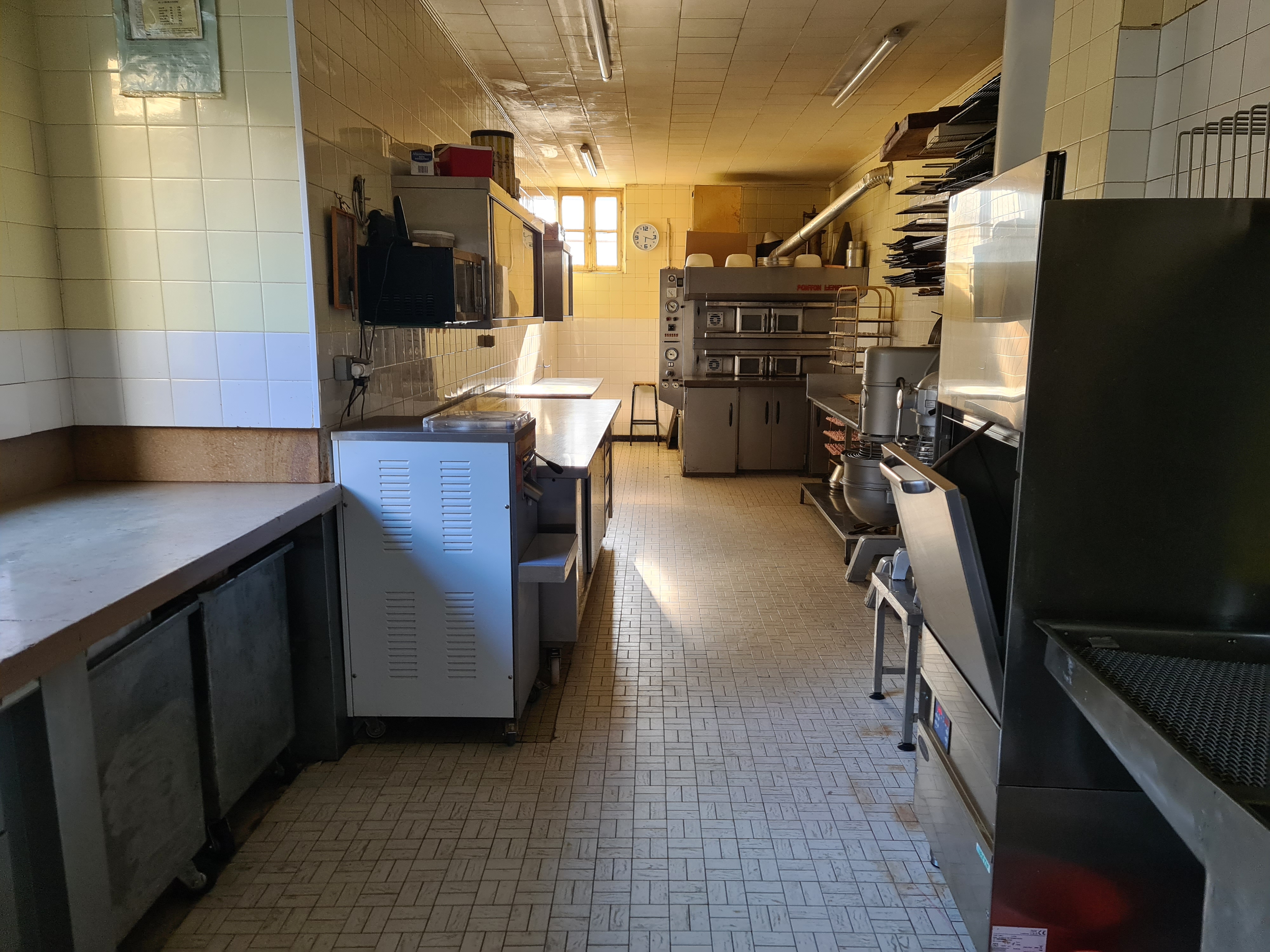 Vous rêvez de vous lancer alors n'hésitez plus… Nous vous proposons cette belle Pâtisserie - Chocolaterie - Confiserie - Glacerie  située sur l'Avenue Principale d'une petite ville de Bourgogne sur l'Axe RCEA et de la gare TGV à 1h30 de Paris et 40 mn de Lyon.
Beau magasin de 24M² rénové en 2018 avec deux laboratoires offrant une surface de travail de 64 M².
Equipement en parfait état (détail sur demande) ainsi qu'au magasin, vitrine réfrigérée, armoire négative ou positive, vitrine chocolat.
Excellente rentabilité, clientèle fidélisée depuis notre installation il y a 33 ans.
A l'étage se trouve deux pièces servant actuellement de stockage avec salle de bain et  WC mais pouvant servir de logement pour commencer.
Bail renouvelé en 2020 avec loyer mensuel de 550 €
Pris de vente hors stock 80 K€.
Conditions attractives, n'hésitez pas à nous contacter pour tout renseignement.