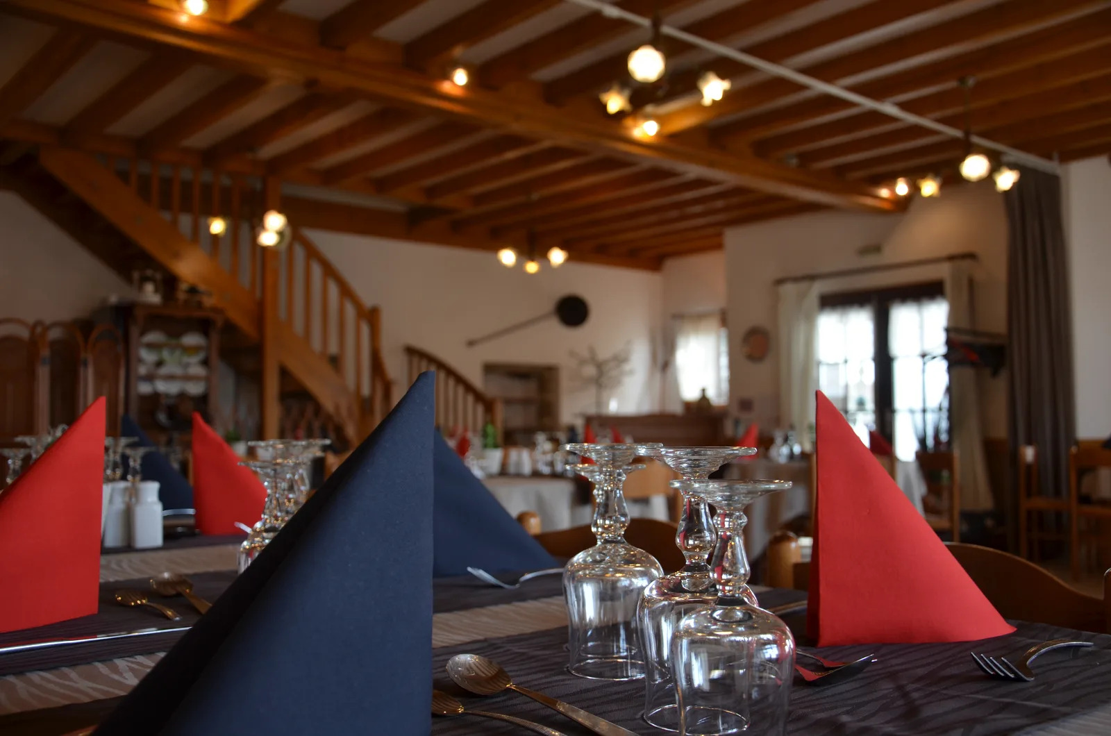 À céder, fonds de commerce de restaurant-bar exploité depuis 2007, situé au cœur des “3 terres”, au carrefour de la Haute-Loire, du Puy-de-Dôme et de la Loire. L’établissement bénéficie d’un environnement de passage intéressant et d’une clientèle locale fidèle, dans une zone de chalandise élargie par la proximité de plusieurs départements. L’activité bar avec licence IV et l’activité restaurant sont bien séparées par la cuisine, ce qui offre une organisation fonctionnelle et confortable. La salle de restaurant est très grande, avec une
capacité d’environ 60 à 65 couverts, et un agencement adapté à une restauration traditionnelle ou conviviale. Le fonds est exploité avec du matériel professionnel (four à pizza, four vapeur, chambre froide, etc.) permettant une reprise dans de bonnes conditions. À ce jour, l’activité n’est pas pleinement exploitée, l’ouverture étant principalement concentrée sur les services du midi, ce qui laisse de réelles perspectives de développement sur les soirs, les week-ends ou des prestations complémentaires. Le local est exploité dans le cadre d’un bail commercial 3-6-9, la mairie étant propriétaire des murs. Le loyer annuel est d’environ 6.445 € HT. Un logement de fonction T3 d’environ 90 m² est également disponible pour un loyer de 220 €. Il existe par ailleurs un potentiel d’évolution vers une activité de chambres d’hôtes, sous réserve de travaux et d’aménagement des chambres. Prix de vente : 49.000 €. Atouts de l’entreprise : ·Emplacement stratégique au carrefour de trois départements. · Clientèle locale fidèle et passage régulier. · Activité bar et restaurant
bien distinctes et fonctionnelles. · Grande salle de restaurant. · Licence IV incluse. · Matériel professionnel en place. · Activité non pleinement exploitée, donc fort potentiel de développement. · Possibilité d’ouvrir davantage en soirée et le week-end. · Logement de fonction T3 disponible à faible loyer. · Potentiel de développement en chambres d’hôtes. · Mairie propriétaire des murs. · Possibilité
d’accompagnement par le cédant. L’entreprise est exploitée en entreprise individuelle. Le cédant part à la retraite et souhaite transmettre son affaire dans de bonnes conditions, avec la possibilité d’un accompagnement du repreneur pendant environ 3 mois. Un Renault Kangoo de 2019 pourra également être cédé en supplément du fonds si nécessaire. Merci de vous adresser au conseiller CCI pour étudier les subventions possibles en cas d'investissements (rénovation, matériel, mobilier etc.).