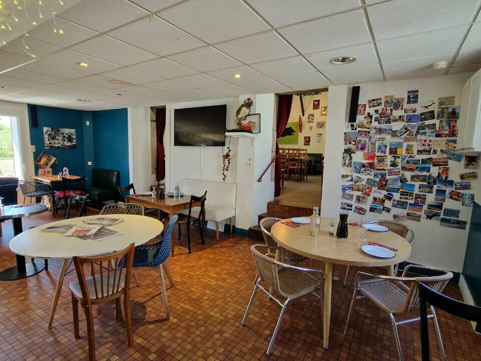 A 1h de Limoges, véritable lieu de vie dans le centre-bourg, de nombreux habitants s'y côtoient ainsi que les résidents secondaires.

Situé dans le centre-bourg avec tous les commerces de proximité et services (médecins, crèche, écoles), marché hebdomadaire, vie culturelle et sociale dense grâce à de nombreuses associations.
Du fait de sa proximité avec le lac de Vassivière, l'établissement peut compter sur un flux touristique important.

Ce commerce de proximité propose une restauration de type ouvrière et bistronomique en période estivale et accueille de façon régulière des repas de groupes. Potentiel de développement avec des activités complémentaires (FDJ, traiteur...) 1 bar avec comptoir, espace de vente de tabac. Cuisine équipée, salle de restaurant de 50 couverts, 1 terrasse agréable et ensoleillée à l'arrière du bâtiment permettant de doubler la capacité d'accueil. Parking à proximité, Licence IV, situé sur un axe passager.

CA> 350 000
Logement à l'étage

Fonds de commerce : 195 000€
Location du local commercial + logement : 500€