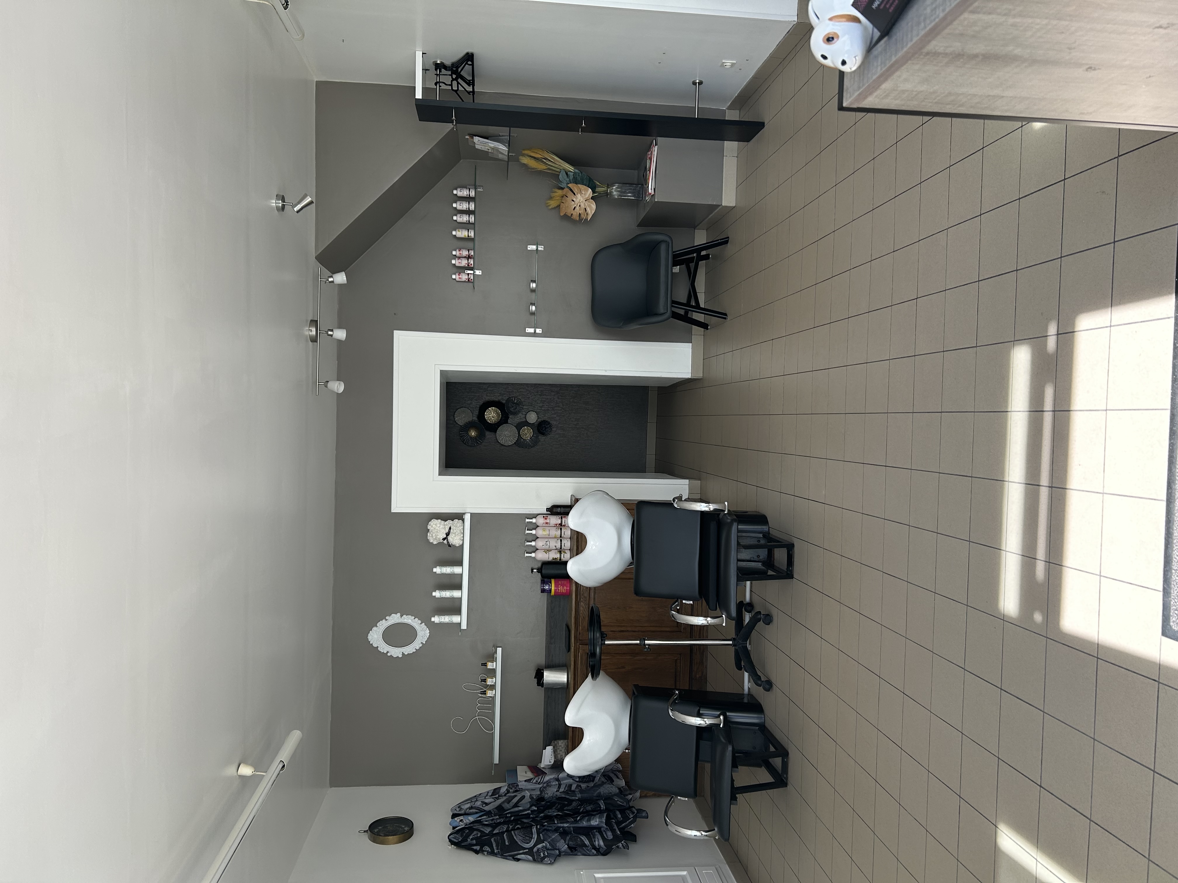 Salon de coiffure clé en main dans un secteur dynamique avec une clientèle, fidèle et régulière. 
Emplacement de qualité avec une bonne visibilité par commerce et ecole à proximité