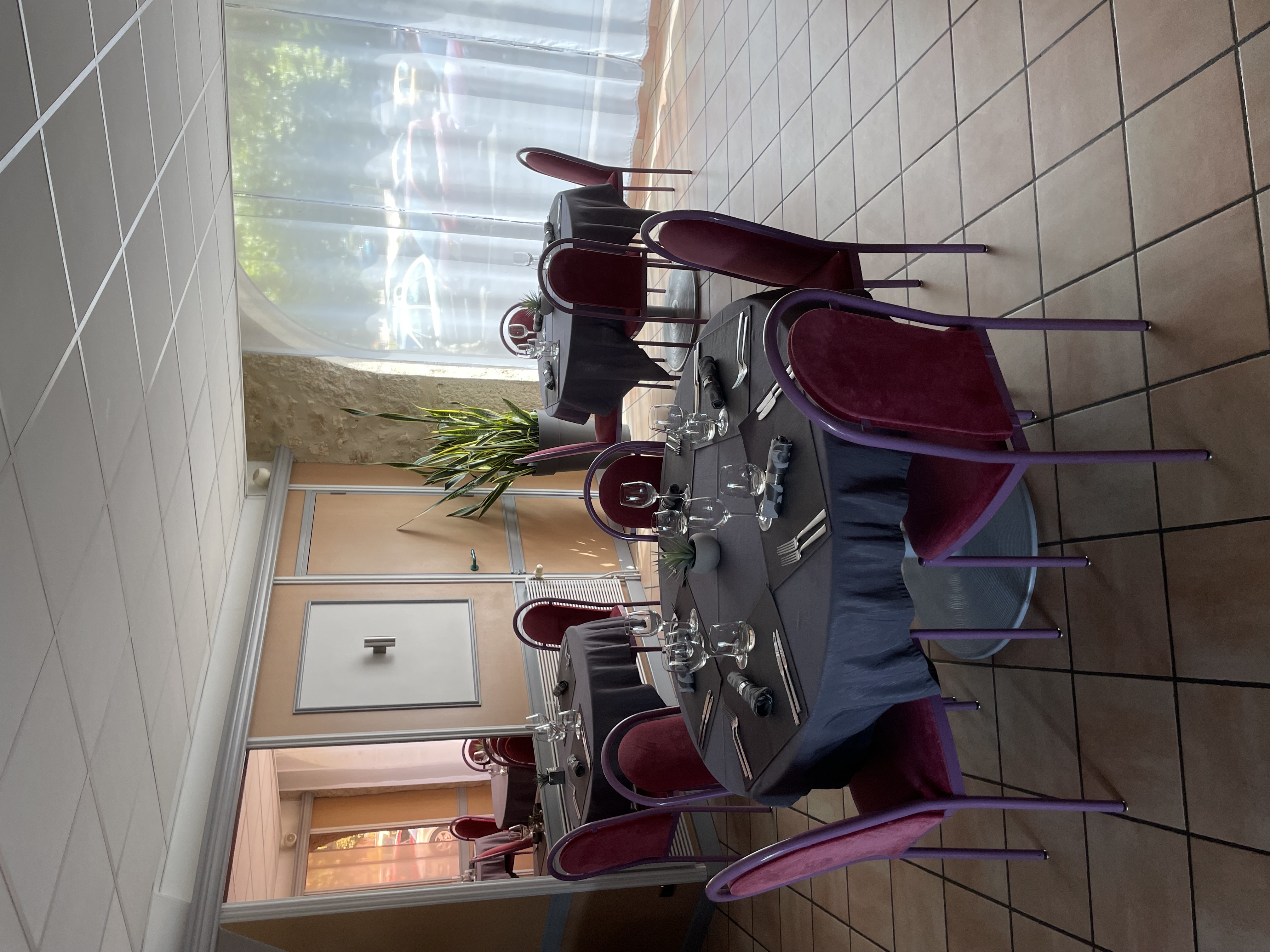 Jolie petit hôtel en pierre dans un village médiéval touristique entre Lyon et Genève.