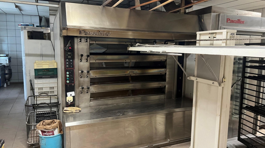 ⭐ Une belle opportunité pour donner un nouvel élan à un commerce historique !
Vous rêvez de reprendre une boulangerie avec une clientèle déjà fidélisée et un véritable potentiel de développement ?
Cette affaire située au cœur de Chauriat, dans le Puy-de-Dôme, pourrait bien être l’opportunité que vous recherchez !
Située à proximité immédiate de l’agglomération clermontoise, Chauriat offre un cadre de vie privilégié, alliant le charme d’un village authentique à de magnifiques panoramas sur la chaîne des Puys, les monts du Sancy, le Livradois et le Forez.
Village dynamique et convivial, Chauriat bénéficie d’un tissu associatif riche proposant de nombreuses activités sportives, culturelles et de loisirs.
Son attractivité dépasse les limites communales : les commerces accueillent également une clientèle des communes voisines, notamment Saint-Bonnet-lès-Allier, Chas et Vertaizon. La présence d’une pharmacie et d’un cabinet médical en cours de développement renforce également l’offre de services et l’attractivité du centre-bourg.

📍 UN COMMERCE IMPLANTÉ DEPUIS PLUS DE 30 ANS
Présente dans la commune depuis 1992, cette boulangerie-pâtisserie bénéficie d'une clientèle fidèle, composée des habitants de Chauriat mais également de clients provenant des communes environnantes.
Son emplacement de premier ordre, associé à la présence de places de stationnement à proximité, constitue un véritable atout pour maintenir et développer la fréquentation.
L'activité comprend aujourd'hui :
🥖 Boulangerie
🍰 Pâtisserie
🛒 Épicerie
🏪 287 M², non soumis au DPE, POUR IMAGINER VOTRE PROJET ! 
L'établissement développe une superficie d'environ 287 m², entièrement de plain-pied, avec près de 90 m² consacrés à l'espace de vente.
Le commerce a été créé en 2002 et dispose de volumes importants permettant d'envisager différentes évolutions et diversifications de l'activité.
Le matériel professionnel est fonctionnel, même s'il présente aujourd'hui un certain vieillissement.
👉 C'est justement là que réside une partie du potentiel de cette affaire !
Un rafraîchissement du magasin, une modernisation de l'espace de vente, une nouvelle identité visuelle et le développement de nouveaux produits ou services pourraient permettre de transformer et dynamiser considérablement le point de vente.

🚀 UN FORT POTENTIEL POUR UN REPRENEUR MOTIVÉ
Cette affaire représente une excellente base pour un professionnel souhaitant :
-	reprendre une activité existante avec une clientèle déjà présente, 
-	moderniser et repositionner le commerce,
-	développer une offre boulangerie-pâtisserie plus actuelle,
-	renforcer l'activité épicerie et les produits de proximité,
-	créer de nouveaux services adaptés aux besoins des habitants,
-	améliorer l’espace de vente plus moderne et attractif.
L'objectif : repartir sur une base existante et lui donner une nouvelle dynamique commerciale.

🤝 Autre véritable atout du projet : UN ACCOMPAGNEMENT LOCAL POUR FACILITER LA REPRISE
Billom Communauté est disponible pour accompagner le porteur de projet dans sa démarche de reprise et de développement, notamment dans la réflexion autour du projet commercial et de son implantation sur le territoire.
Des dispositifs d'aides et de subventions peuvent également être disponibles, notamment pour accompagner certains investissements, la modernisation du commerce ou le développement de l'activité, sous réserve de l'éligibilité du projet et des dispositifs en vigueur.
👉 Un accompagnement local qui peut représenter un véritable coup de pouce pour concrétiser votre projet et financer une partie de sa modernisation.

💰 Prix du fonds de commerce : 109 000 € honoraires d'agence inclus à négocier. 

Un dossier complet ainsi que les éléments financiers sont disponibles sur demande.
Les informations relatives au chiffre d'affaires, au loyer, au bail commercial, aux charges et aux conditions de vente pourront être communiquées aux acquéreurs sérieux après prise de contact.

⭐ POURQUOI S'INTÉRESSER À CETTE AFFAIRE ?
✅ Commerce implanté depuis 1992
✅ Clientèle fidèle et locale
✅ Clientèle également issue des communes environnantes
✅ Emplacement stratégique au cœur de la commune
✅ Places de stationnement à proximité
✅ Environ 287 m² de surface
✅ Près de 90 m² d'espace de vente
✅ Activité diversifiée : boulangerie, pâtisserie et épicerie
✅ Possibilités importantes de modernisation et de développement
✅ Accompagnement de la Communauté de communes
✅ Possibilité de bénéficier, selon le projet, de dispositifs d'aides et de subventions