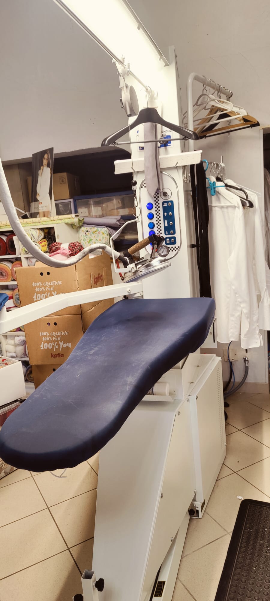 Cède un fonds de commerce  de pressing, blanchisserie, vente de produits de mercerie et laine. Cause changement d'activité.

Situé dans un village de 1300 habitants au Nord-Ouest du département du Lot-et-Garonne avec une clientèle sur environ 20 kms. Pas de concurrence sur le secteur. Clientèle fidélisée et variée composée essentiellement de propriétaires de gites, de particuliers.
Bonne notoriété liée à la qualité des prestations et à un bon relationnel. 
L’affaire fonctionne avec une personne.

Local boutique lumineux d’environ 35 m², une zone technique de plus de 70 m2 avec matériel et équipements complets et entretenus (1 machine à laver de 18 kg, un machine sèche-linge de 24 kg, une calandreuse, une table à repasser, une table à détacher et une emballeuse murale, 1 emballeuse à main). 
Deux réserves de 10 m2 et 20 m2. Loyer annuel de 6000 €
Ouvert le lundi et du jeudi au samedi matin. 
Possibilité de développement de l’activité en augmentant l’ouverture public notamment pour la partie vente laine, mercerie, la possibilité d’inclure un espace retrait colis. Chiffre d’affaires constant à 62 k€
L’affaire est disponible immédiatement.

Prix du fonds : 40 k€
Possibilité d'achat des murs commerciaux + un appartement de 80 m² occupé en bon état.