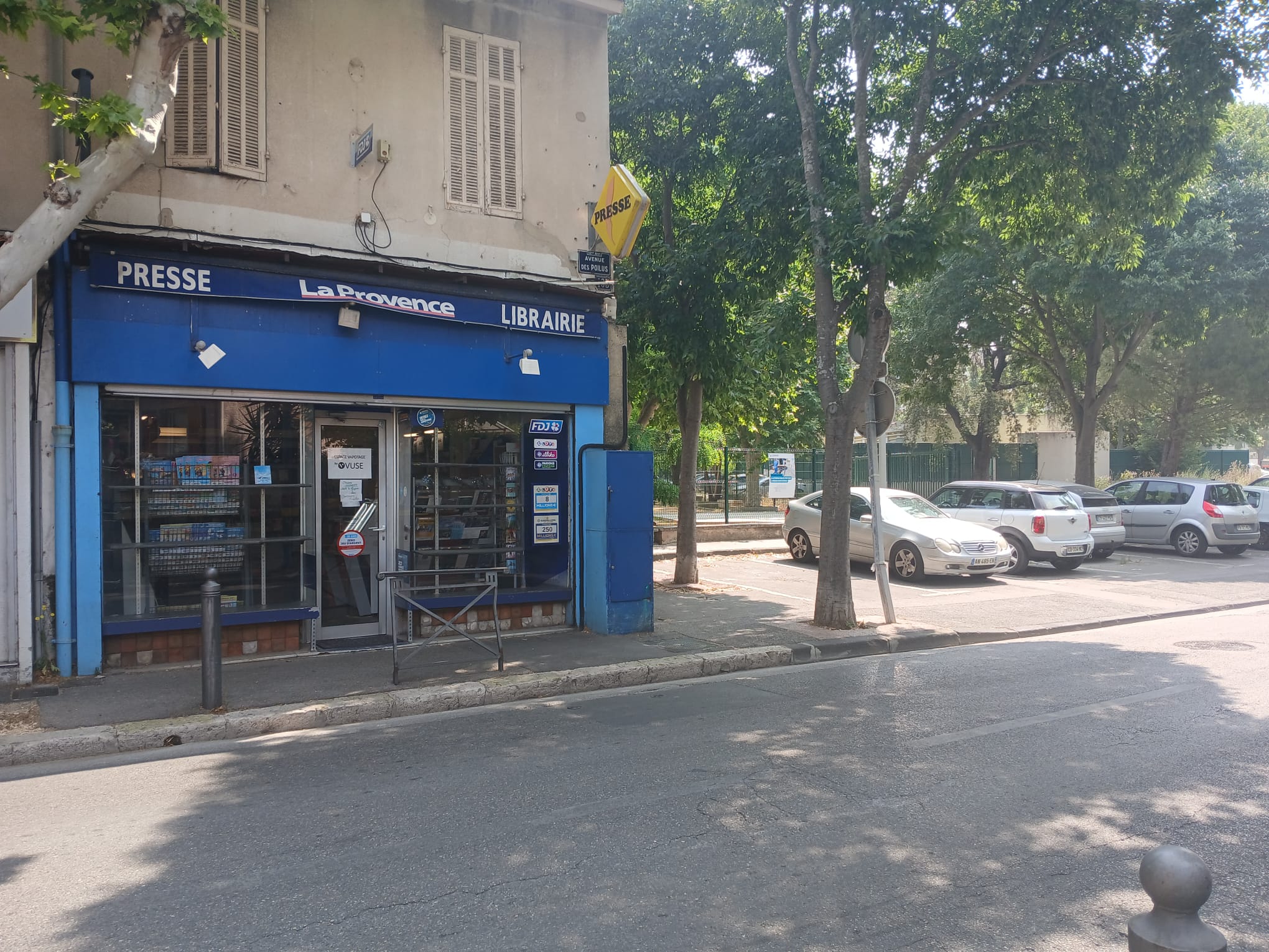 Vend fond de commerce 90 000 euros  quartier des Olives à Marseille.

Quartier très agréable a vivre. Proche de la Valentine, Plan de Cuques et Allauch, donc forte zone de passage! 
Possibilité de développer , de changer de types de commerce et même de racheter les murs.
Le plus de cette belle affaire un jolie T3 compris dans le loyer avec un extérieur!!
Ne manquez pas cette belle affaire et venez découvrir votre nouveau lieu de vie .