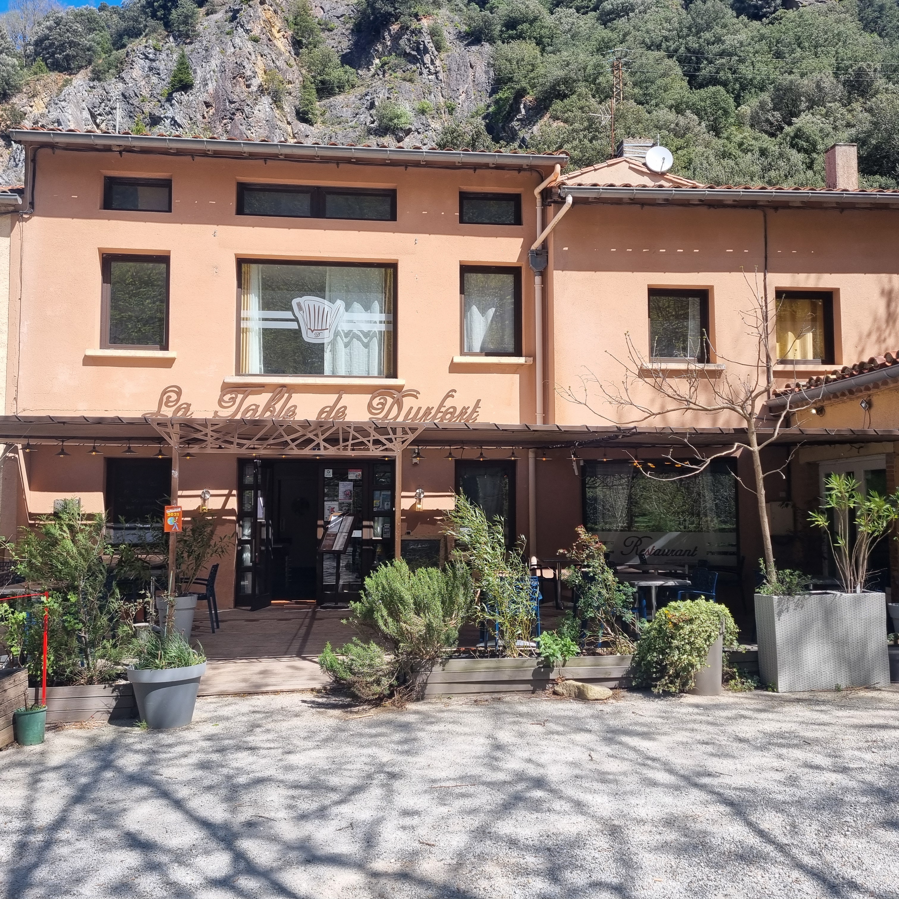 **Restaurant à vendre – Une opportunité unique pour jeunes restaurateurs passionnés !**

Vous rêvez de reprendre un restaurant et de développer votre propre vision culinaire ? Ne cherchez plus ! Nous mettons en vente notre établissement entièrement équipé et déjà doté d'une clientèle fidèle.

Situé dans un cadre attrayant, ce restaurant dispose :  
- **Une cuisine professionnelle** entièrement équipée (planchas, four mixte, plaques induction, réfrigérateur, congélateurs, machine à glace et bien plus) ;  
- **Un bar fonctionnel** avec machine à glaçons, lave-vaisselle et tout le matériel nécessaire ;  
- **Une salle principale** pouvant accueillir 35 couverts et une **deuxième salle avec salon privé** ;  
- Une **salle de réunion modulable**, idéale pour des réceptions, cocktails ou dîners privés (capacité de 20 personnes) ;  
- **Un espace extérieur** convivial avec terrasse ;  
- Un **local annexe** parfait pour un salon de thé ou un concept complémentaire.

Ce lieu a tout pour séduire de jeunes professionnels motivés, prêts à perpétuer et innover dans cette activité florissante. Laissez-vous inspirer par ce cadre clé en main et exprimez votre talent !

Pour plus d'informations ou pour visiter, n'hésitez pas à nous contacter. Nous serions ravis de transmettre ce beau projet à une nouvelle génération passionnée.