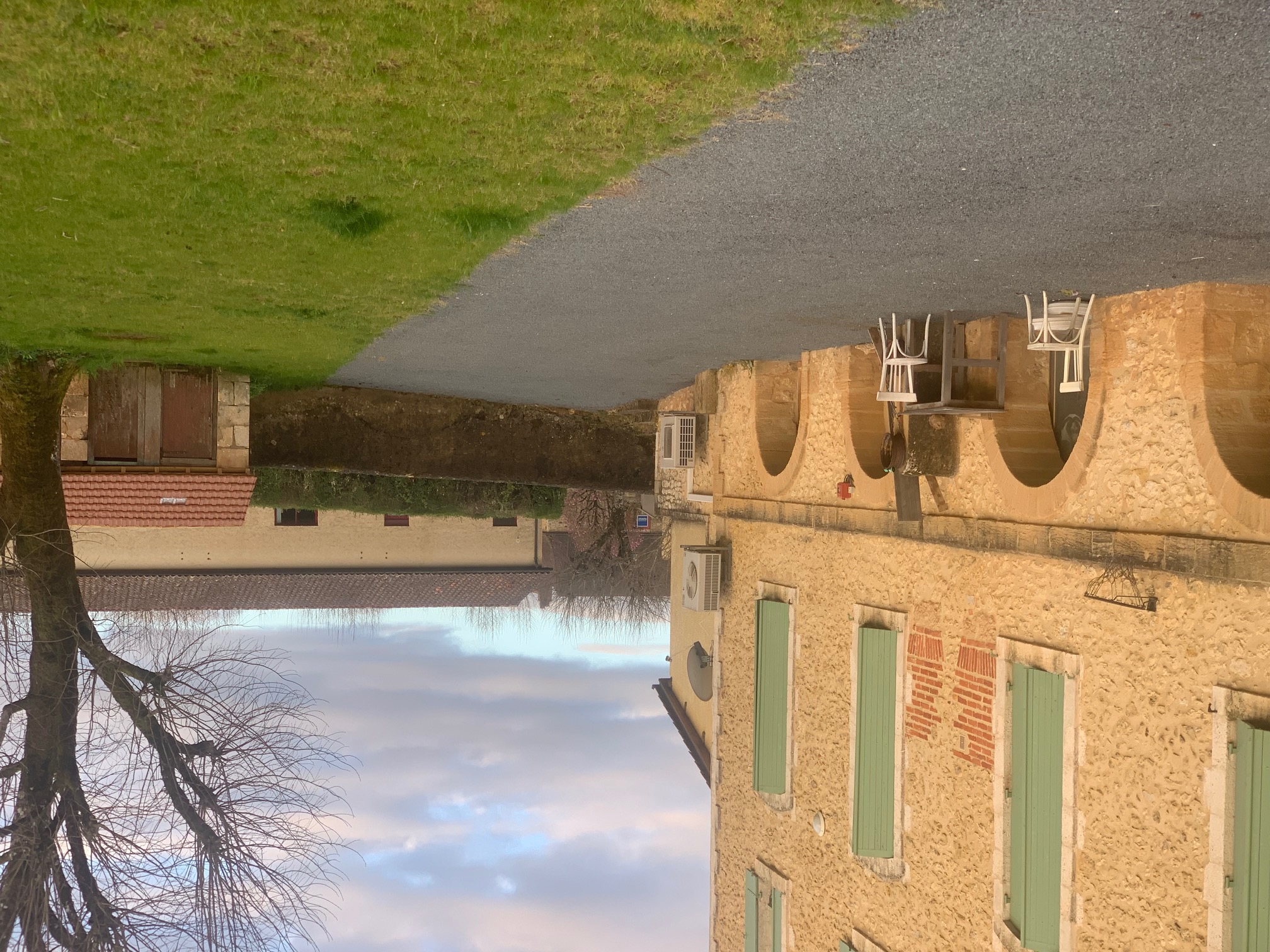 Dans le charmant village de Saint Laurent La Vallée, situé en Dordogne dans le Périgord noir, la municipalité recherche un exploitant pour la reprise d'une épicerie ( pas de fonds de commerce à acheter). Elle propose un local de 85 m² actuellement équipé pour ce type de commerce. Le bâtiment est situé à l'entrée du bourg et donne directement sur la route départementale D51 et bénéficie de places de parking et d'un environnement très agréable à proximité de la place du village, très animée pendant la saison estivale.
Il dispose de 3 pièces communicantes et d'un espace de stockage au sous-sol. 
L'équipement du local comprend une chambre froide , des linéaires d'étagères, des vitrines et congélateurs vitrés, un rayonnage "légumes", un meuble de caisse, bureau, la climatisation/chauffage par 2 splits réversibles, WC. La mairie pourra éventuellement proposer des facilités d'installation pour un candidat(e) motivé(é).
La mairie souhaite coupler à l'activité notamment, un relais commerçant La Poste qui procurerait une indemnité forfaitaire de 448€ mensuelle versée à l'exploitant par La Poste.
Le bail commercial (3/6/9) avec un loyer mensuel de 369.60TTC .
Ouverture prévue pour la saison touristique 2026.
Contact pour le dépôt des candidatures : CCI Dordogne (MME LEGER) 07 89 08 66 96 /s.leger@dordogne.cci.fr.
Date limite des candidatures : 15 mai 2026.