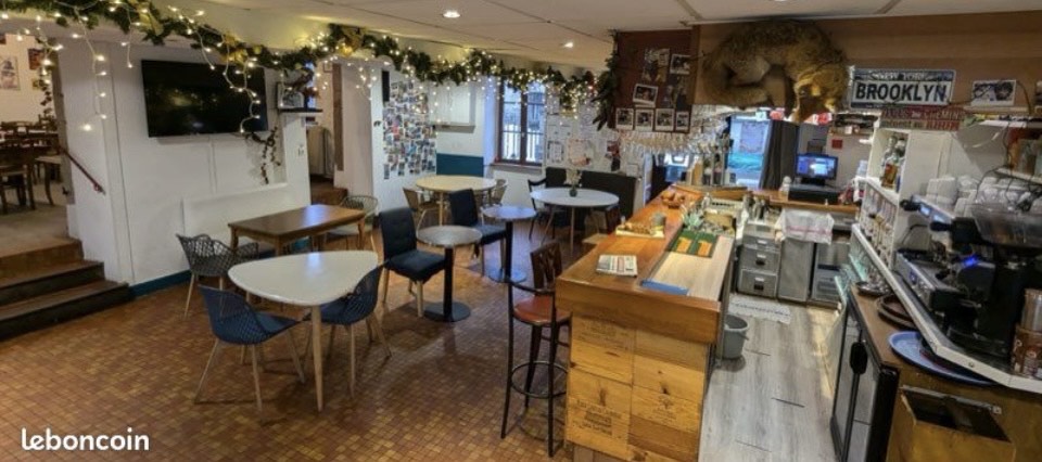 Dans le sud de la Creuse, sur la commune de Faux la Montagne, fonds de restaurant bar tabac à vendre. 
Ce restaurant propose une restauration de type ouvrière à l'année et bistronomique en période estivale, et accueille de façon régulière des repas de groupes. 
L'établissement peut compter sur un apport touristique important à la belle saison du fait de sa situation à proximité du Lac de Vassivière, mais aussi sur le tissu associatif solide générateur de flux (nombre de couverts en période estivale pouvant aller jusqu'à une centaine de couverts par service). 
L'établissement est ouvert du lundi au samedi et 7 jours sur 7 en période estivale.  Le local commercial, propriété de la commune, dispose d'une salle de restauration d'une cinquantaine de couverts, d'une salle de bar indépendante et d'une terrasse agréable à l'arrière du bâtiment permettant de doubler la capacité d'accueil. A l'étage, présence d'un logement. 
Loyer de l'ordre de 500 € pour le tout.  Pas d'investissement à prévoir  Chiffre d'affaires supérieur à 350 000 € et des activités complémentaires pourraient être envisagées (FDJ, traiteur). 
Prix de vente du fonds de commerce : 195 000 € .