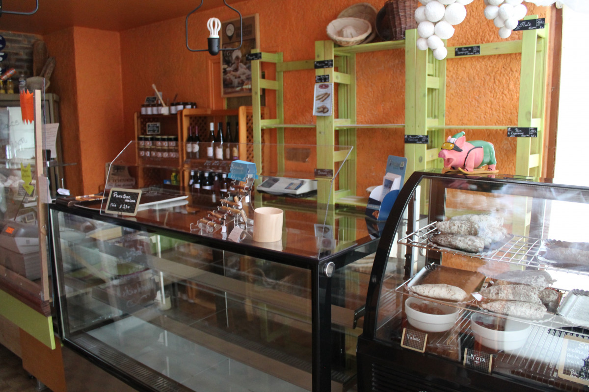 vd boul pat authentique,grand fournil bien agencé ,gros potentiel de snacking et restauration.
grande terrasse ,appartement T4 petit loyer située dans village d'une jolie vallée de montagne,belle qualité de vie,école maternelle et classe unique primaire.peche,chasse,rando,ski,vtt,trail,centre equestre,etc...
CA 130000?  PV 95000 ? à debattre