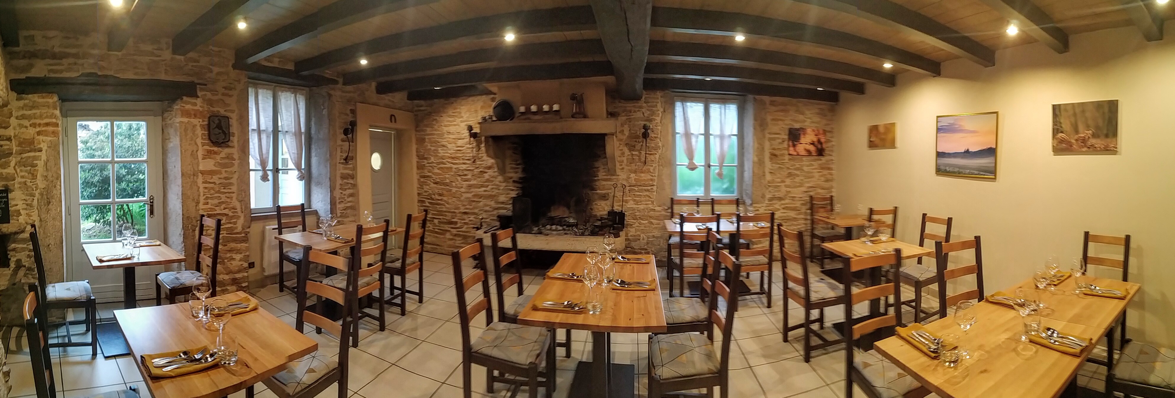 Dans le Nord Isère, nous cédons le fonds de commerce d'une très belle auberge en pierre apparente exploitée en couple + un aide cuisine/plongeur (mais pas de personnel à reprendre pour la vente)
Le restaurant jouit d'une bonne réputation et d'une clientèle d'habituée, ainsi que de touristes à la belle saison.
La cuisine est grande et bien équipée.
Capacité de 70 couverts sur 3 salles et 50 couverts en terrasse, le mobilier a été rénové récemment.

Actuellement ouvert 7 services par semaine ( 5 à midi, 1 le soir) avec une moyenne de 20 couverts/jour et un ticket moyen à 37 euros
Licence IV peu exploitée
Le cadre est très agréable, en pleine nature, dans un village dynamique et proche d'un site touristique, grand parking en face de l’établissement.
Possibilité de logement sur place dans un appartement T3.
Chiffre d'affaire 235 000 euros/an
Loyer : 860 euros/mois (bail commercial)
Prix de vente : 90 000 euros
Plus de photos sur demande et premier contact par email