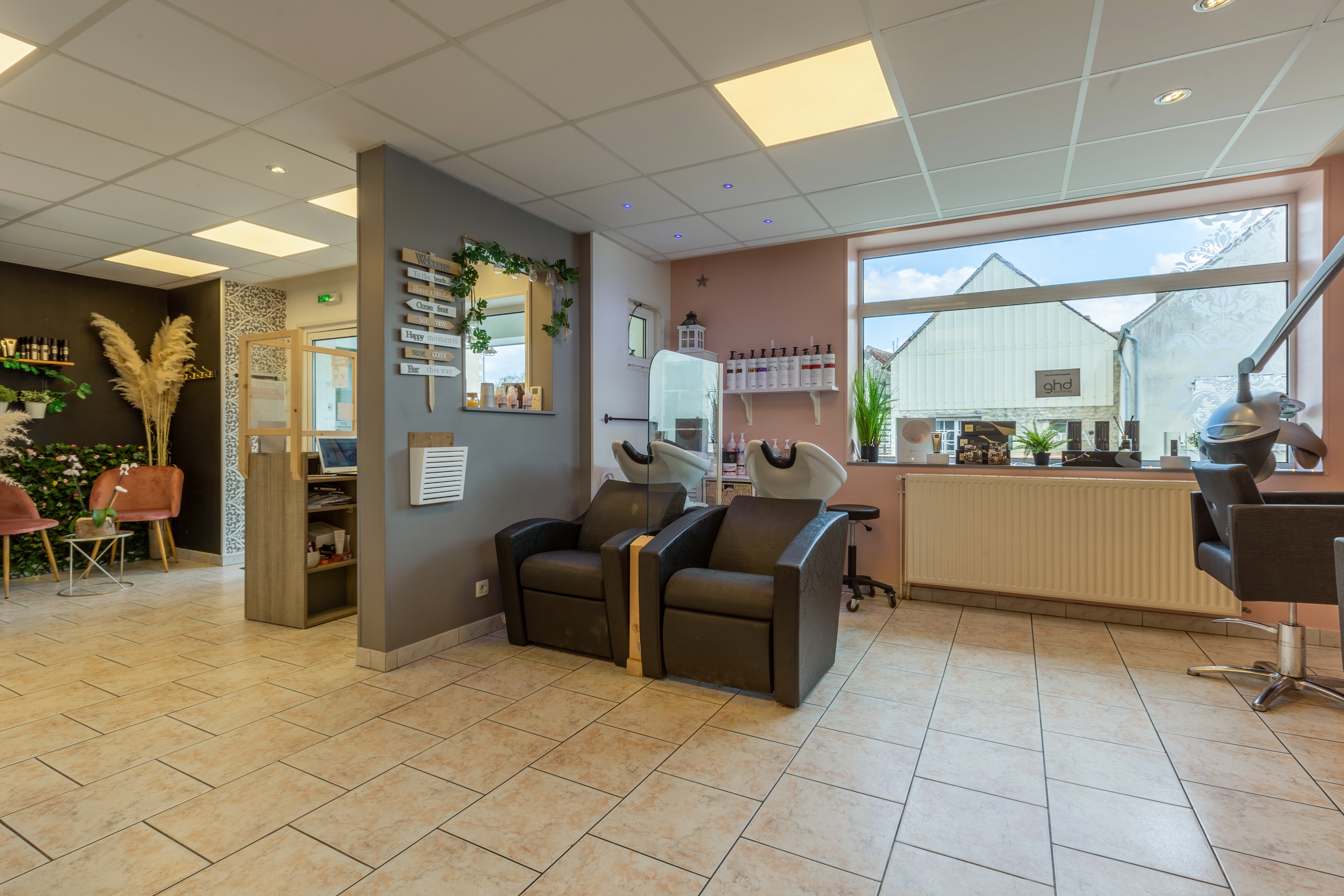 ✨ Salon de coiffure à vendre – Opportunité rare en village ✨

À vendre salon de coiffure clé en main, situé à Lys, petit village agréable, bénéficiant d’une clientèle très fidèle et régulière, acquise depuis plusieurs années.

🔑 Le salon sera entièrement repeint en avril, offrant un espace modernisé et prêt à accueillir le/la futur(e) repreneur(se) dans d’excellentes conditions.

🔹 Caractéristiques du salon :
	•	Loyer très bas (rare )
	•	Place de parking
	•	4 places de coiffage
	•	2 bacs
	•	1 fauteuil barbier
	•	Climatisation
	•	Arrière-cuisine (idéal pour stockage et pauses)
	•	Salon lumineux, fonctionnel et très bien entretenu

💼 Idéal pour :
	•	Une première installation
	•	Un(e) professionnel(le) souhaitant reprendre une activité stable
	•	Un projet coiffure / barbier / mixte

📍 Environnement villageois calme, avec une excellente relation de proximité avec la clientèle.

📩 Plus d’informations et visites sur demande – contact en message privé.