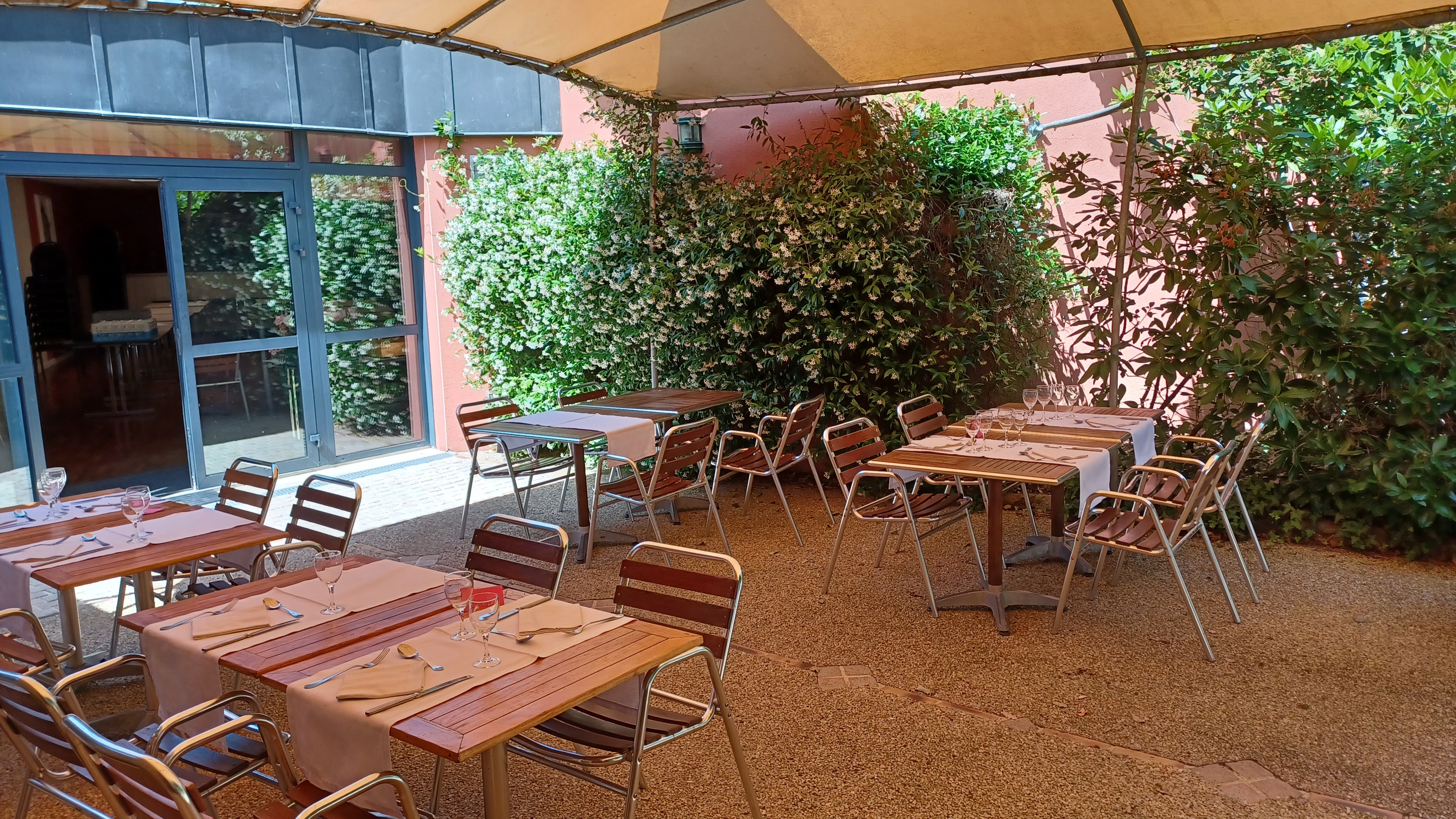 Vente Fond de commerce de restaurant avec licence IV Opportunité à saisir à 20min de Rennes
Dans le triangle Rennes - Saint-Malo - Dinan, auberge avec fort potentiel événementiel à reprendre.
Un lieu clé en main pour restaurateurs, traiteurs ou porteurs de projet.
Un établissement reconnu dans la région depuis 90 ans. 

Le lieu permet une exploitation immédiate, tout en offrant de réelles marges de développement grâce à ses volumes, sa modularité, son parc et une offre d’hébergement sur place avec des chambres d'hôtes. 

Ouverte en 1935 à Cardroc, l’Auberge Lucas perpétue depuis plus de 90 ans un savoir-faire familial. À l’origine boucherie reprise par les grands-parents de Pascal, l’établissement évolue grâce à la grand-mère qui propose cafés puis activité traiteur. En 1995, Anne et Pascal, troisième génération et Maîtres Restaurateurs, reprennent le flambeau, réalisent d’importants travaux et créent un parc paysager. Aujourd’hui, l’auberge défend une cuisine 100 % maison, de l’entrée au dessert, avec pour spécialité emblématique la tête de veau.

site : www.aubergelucas.com
site : www.restaurant-en-vente-bretagne.fr