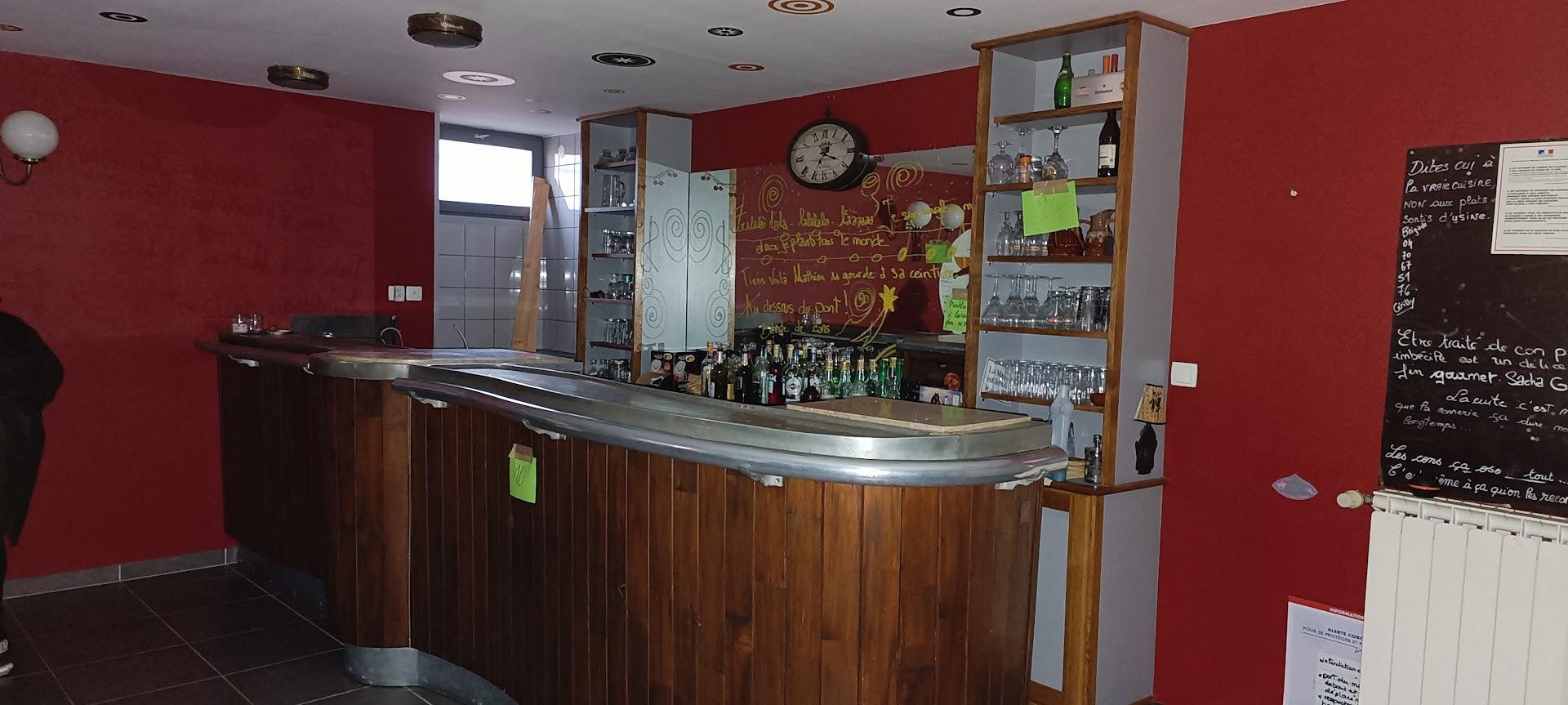 La commune déléguée de Maillet – commune nouvelle de Haut-Bocage (03190) située au nord de l’Allier, à mi-chemin de Clermont-Ferrand et Bourges est à la recherche d’un gérant pour le bar-restaurant du village. 
Entièrement refait à neuf en 2011, ce bâtiment de charme (pierres et poutres apparentes, décoré avec goût) se répartit sur une surface au sol de 175 m² comme ceci :
-	Une salle de restaurant de 44 m² d’environ 25 couverts
-	Un bar de 40 m²
-	Une terrasse de 200 m²
-	Cuisine équipée qui permet de démarrer l’activité sans investissement 
-	Communs de 90 m²
-	Pompe à chaleur neuve
Le tout sur un terrain de 1360 m² situé en plein bourg, à côté de l’école, de la salle polyvalente et du tiers-lieu. 
La sortie 9 (forêt de Tronçais) de l’autoroute A71 est à moins de 03 km.
Si vous êtes prêt à nous rejoindre pour participer à la dynamique du village et venir redonner vie à ce très bel endroit, n’hésitez plus et appeler la mairie de Maillet au 04.70.06.71.62 ou envoyer un mail à mairie@haut-bocage.fr

Au-dessus du bar-restaurant, un logement indépendant de 92 m² peut accueillir le gérant et sa famille avec une cuisine – salle à manger, trois chambres, un bureau et SDB avec WC et douche