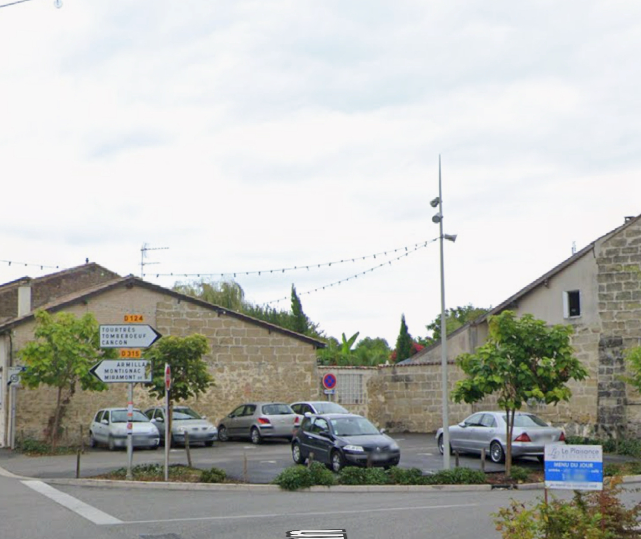 Commune de 600 habitants, dynamique, avec écoles, services, situé sur un axe passant, dans centre-bourg rénové, cherche gérants pour reprendre le tabac-presse épicerie.

Cette activité a été enracinée pendant des décennies. La gérante, âgée, a préféré placer le commerce en liquidation il y a 18 mois au lieu de chercher un repreneur. Le CA était pourtant au rendez-vous : entre 350 et 400 000 €uros. 

La procédure a été longue mais nous y sommes parvenus : la commune a racheté au tribunal le fonds de commerce afin de conserver le débit de tabac. 

Les locaux appartiennent à des privés et le fonds de commerce et le débit de tabac est donc communal. 

Vous aurez donc un total de 1200 €uros à payer chaque mois de loyer pour le local et le fonds de commerce vous permettant de bénéficier du débit de tabac.

Il y a environ 40 000 €uros de travaux (devis effectués) à mettre pour relooking et mise aux normes. C'est un montant qui peut obtenir entre 50 et 80% de subventions. 

Désormais, alors que le bar - restaurant a été repris il y a 3 mois et que la boulangerie - pâtisserie réouvre en septembre, il est temps de compléter l'offre commerciale en coeur de bourg où tout peut se faire à pied et est facilement accessible !

L'avantage de la formule proposée ? Un investissement à faire quasi nul et un loyer attractif par rapport à la surface de vente globale (150 m2 environ) pouvant séduire de nombreux profils. Des aides publiques sont possible pour tout changement de matériel ou complément à effectuer selon les souhaits. 

Classée en Zone de Revitalisation Rurale (FRR), si vous créez votre entreprise ici, vous aurez 5 ans d'exonération d'impôts sur le revenu puis 2 ans supplémentaires dégressifs. 

Venez redonner vie à ce lieu qui est longtemps emblématique dans la commune et sur le territoire. Axe passant : 2500 à 3500 véhicules par jour, bassin de vie de 2500 habitants environ, 5 communes alentours viennent dans nos écoles ici. A l'échelle du territoire, et des communes limitrophes ne possédant aucun commerce et service public, nous incarnons une centralité intéressante pour l'attractivité des commerces.

A saisir, beau potentiel !