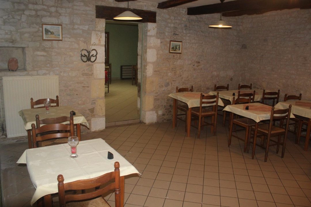 La commune de MAYAC (330 habitants) recherche un exploitant pour son bar-restaurant, situé dans le centre du village, aux portes du Périgord vert dont la situation géographique offre un bel environnement touristique avec la proximité de la vallée de l’Auvézère et du Pays d’Ans.

Ce commerce présente un outil de travail fonctionnel dans un bâtiment en pierres apparentes bien entretenu et offrant un cadre chaleureux.

Capacité : petite salle de restaurant de 30 couverts + Grande salle de 70 couverts + salle de bar : 6 places et une grande terrasse ombragée sur l’arrière + petite terrasse devant le commerce. Le gros équipement de cuisine et mobilier appartiennent à la commune. Licence IV mise à disposition.

Cuisine souhaitée : traditionnelle pour une clientèle de locaux, ouvriers et touristique.

Faible investissement de démarrage concernant le petit matériel de cuisine.

Loyer pour le fonds de commerce 379.32€ HT et le logement de 220 € HT mensuel. Deux mois de cautions demandées.

Le logement à l’étage comprend : cuisine, salle à manger, sanitaires et trois chambres.

Idéal pour un couple – Solide expérience en cuisine demandée.