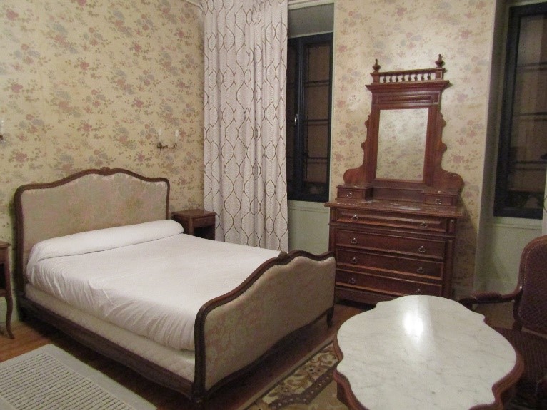 Suite au départ à la retraite du gérant, cet hôtel***– restaurant est à vendre. Après avoir été dirigé par la même famille pendant 4 générations, l’hôtel 3 étoiles et le restaurant attenant sont mis en vente. 
Il s’agit d’un établissement saisonnier, situé dans le principal bourg du sud de la Lozère. À proximité immédiate du centre-ville, son emplacement est idéal. 
Les clients sont : des retraités, des familles, des randonneurs, des vététistes, des motards et des clubs de voitures, des groupes. La capacité d’accueil est de 120 personnes pour l’hôtel (54 chambres) et d’une centaine de couverts pour le restaurant. L’établissement dispose d’une licence IV. Il est équipé d’une grande cuisine professionnelle, fonctionnelle et entièrement équipée.
L’hôtel***– restaurant se situe sur un terrain de 8 000 m², comprenant une piscine, des places de stationnement, un garage à vélo fermé…
Enfin, cet établissement comprend un logement de 140 m² au troisième étage.
L’activité est actuellement saisonnière, avec une ouverture d’avril à octobre. Il n’y a aucun salarié à reprendre, l’équipe de saisonniers est fidèle.
Selon les besoins du repreneur, il peut être accompagné lors du démarrage de l’activité.
(ref : L0492)