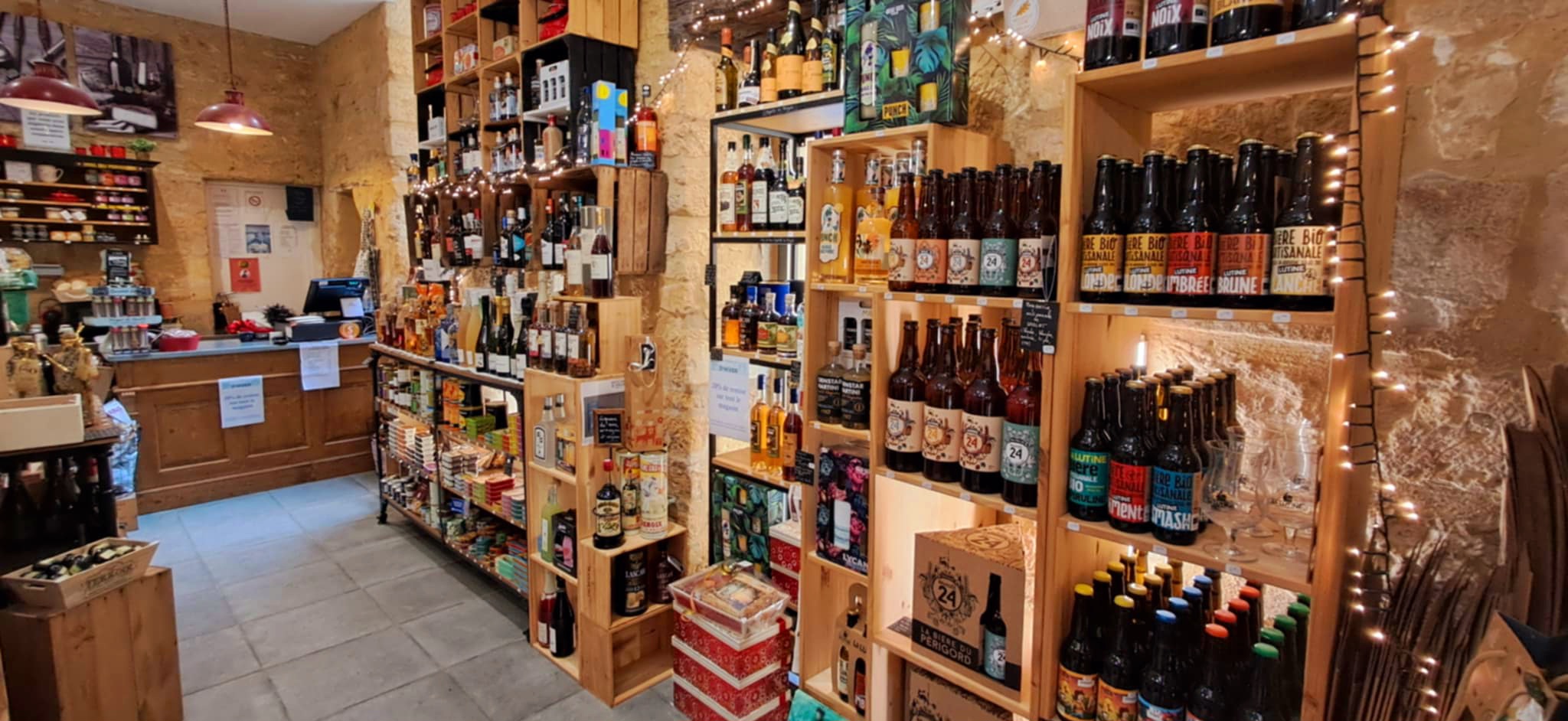 Nichée au cœur du centre historique de Sarlat, capitale du Périgord noir et haut-lieu touristique, cette épicerie fine est reconnue depuis 8 ans pour la qualité et la diversité de ses produits.

Elle propose des produits d'épicerie fine et des produits régionaux, un rayon frais avec des fromages et des charcuteries à la coupe, un espace arts de la table/cadeaux/décoration et même une petite restauration sur place ou à emporter.

Ce commerce bénéficie d'une clientèle locale fidèle et d'un flux touristique régulier avec des pics d'activité lors des périodes de vacances et des fêtes de fin d'année.

Le local, d'une surface de 103m2 au sol (86m2 loi Carrez) a été rénové en 2017 et offre une ambiance chaleureuse et accueillante, parfaitement adaptée à la clientèle.

Le CA 2025 est de 159 000€, les résultats nets sont positifs depuis la création et l'effectif en équivalent temps plein sur une année est de 1,2 personne.

S'installer en Dordogne, c'est aussi choisir un cadre de vie exceptionnel, une qualité de vie reconnue, un environnement naturel préservé ainsi qu'une richesse culturelle et gastronomique.

De plus, le cédant s'engage à offrir un accompagnement complet incluant la transmission du savoir-faire, la prise de contact avec les principaux fournisseurs et un soutien dans les premiers pas du repreneur.