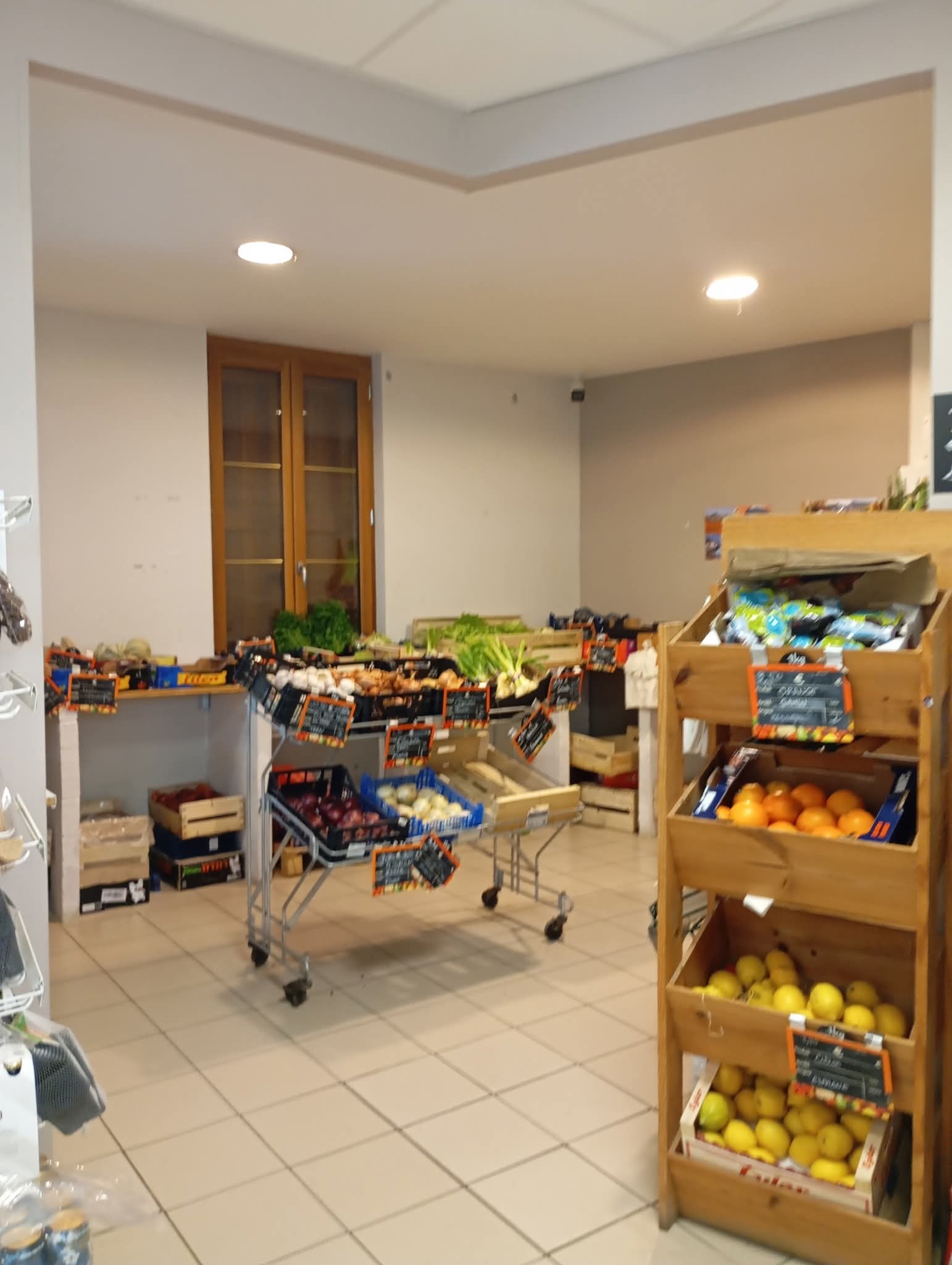 A SAISIR MULTISERVICES EPICERIE BOUCHERIE TRAITEUR
 
Dans un village du sud Aveyron ou il fait bon vivre...

tout le magasin est équipé et prêt a être exploité immédiatement
vous y trouverez
une clientèle fidèle et la réputation de l établissement garantisse un potentiel de croissance continue . CA en nette augmentation
nous fournissons en boucherie fruits légumes L HEPAD DU VILLAGE qui viens de s'agrandir. 

Dans le village vous trouverez egalement:
- une boulangerie
- une ecole primaire
- une base de canoe 
 

cote boucherie
tout le matériel de fonctionnement pour la boucherie ( hachoir, poussoir, rôtissoire , etc....un labo avec 2 chambres froides 

cote épicerie: 
3 congélateurs
1 frigo ainsi qu' 'un sous sol avec une chambre froide fruits et légumes ainsi qu' un monte charge et un fourgon utilitaire
le magasin est équipé de camera de surveillance