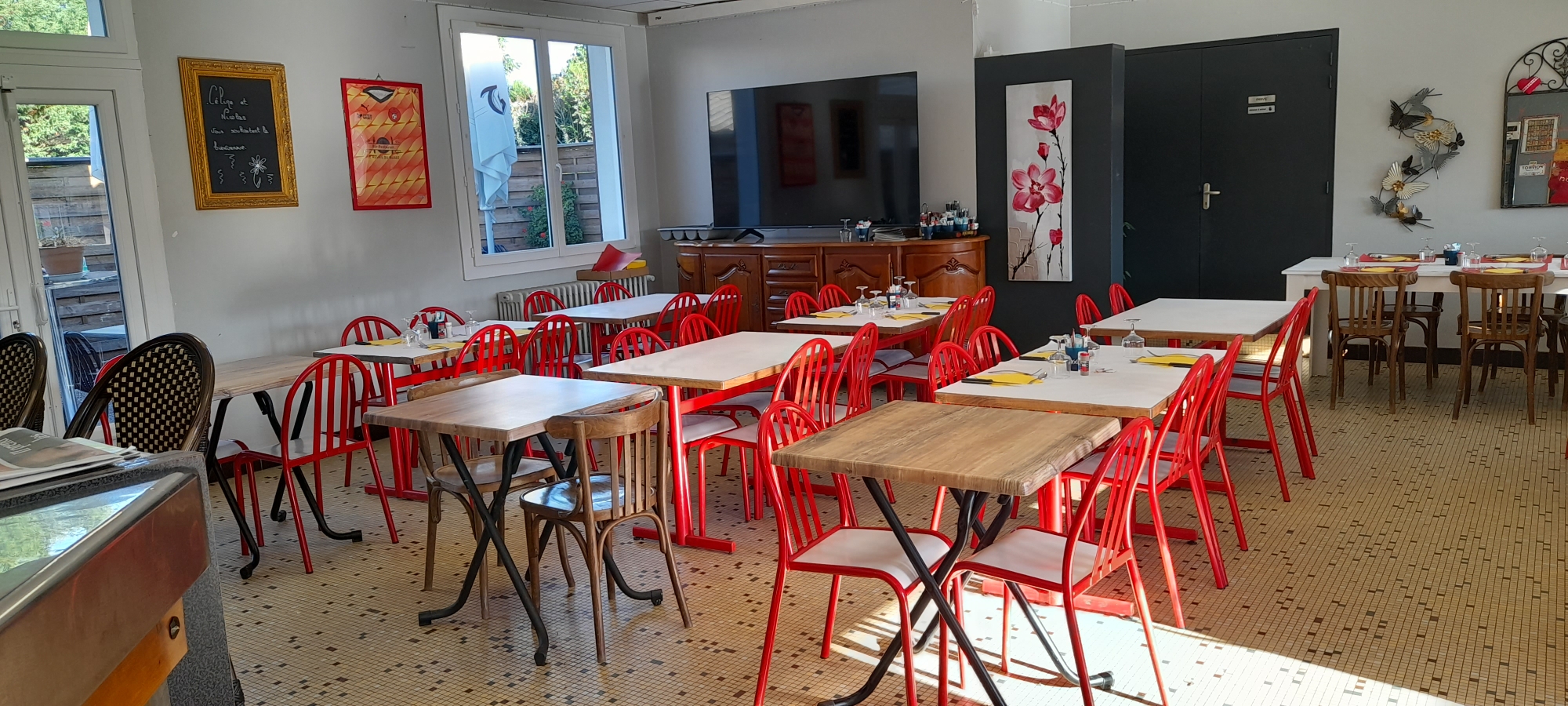 Mise en gérance d un bar restaurant ( licence IV) à SIRAN 15150.
Local de 180m2 d'un bon état général sur un terrain de 300 m2.cet établissement comprend:
- une salle de 35/40 couverts
- un bar et une cuisine équipée
- une terrasse plein sud de 70m2 et une à l arrière de 40m2
- FDJ et dépôt de gaz ( contrats à reprendre potentiellement)
- une partie privative.
Il est situé dans le bourg sur l axe principal face à la salle polyvalents et son parking.
SIRAN est une commune de 470 habitants aux confins du LOT et de la CORREZE. Un tissu économique et associatif est présent alors que des restaurants alentours ont fermé pour cause de retraite.
Le musée de l'accordéon mitoyen, les gorges de la Cère et les évènements festifs alentour( La Mangoune, Festival de boogie-woogie, les fêtes estivales...) sont autant de potentiels de développement à saisir.
Candidat expérimenté, accueillant et désirant apporter un service aux habitants( repas ouvriers, repas à emporter, lieu d 'accueil...) sera le bienvenu.
Si en plus vous êtes passionne par la musique, la randonnée ou les sports mécaniques, vous êtes formidable.
Libre au 15/12/2025 donc à vous de jouer.
